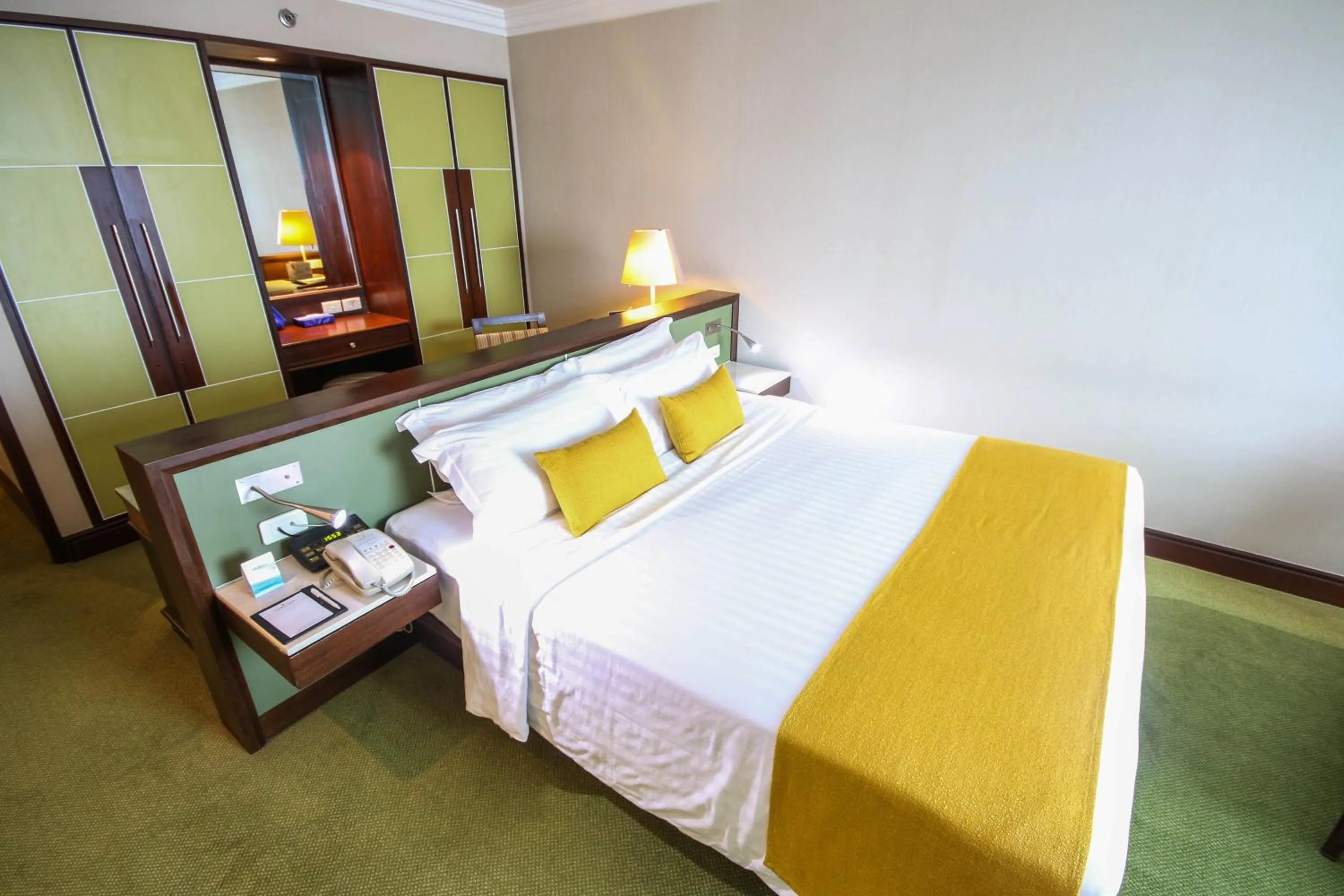 Bed in Golden Tulip Sovereign Hotel Bangkok