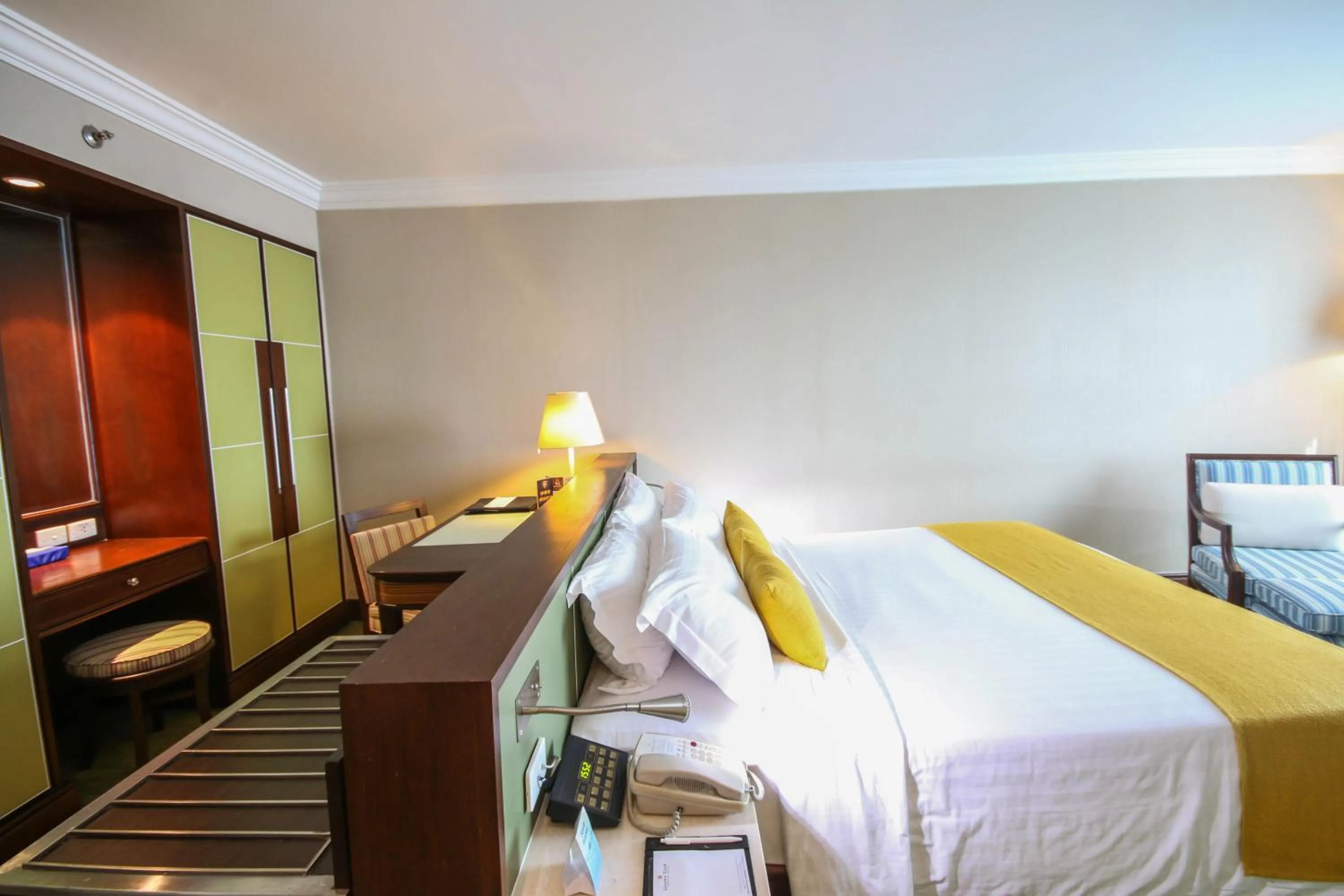 Bed in Golden Tulip Sovereign Hotel Bangkok