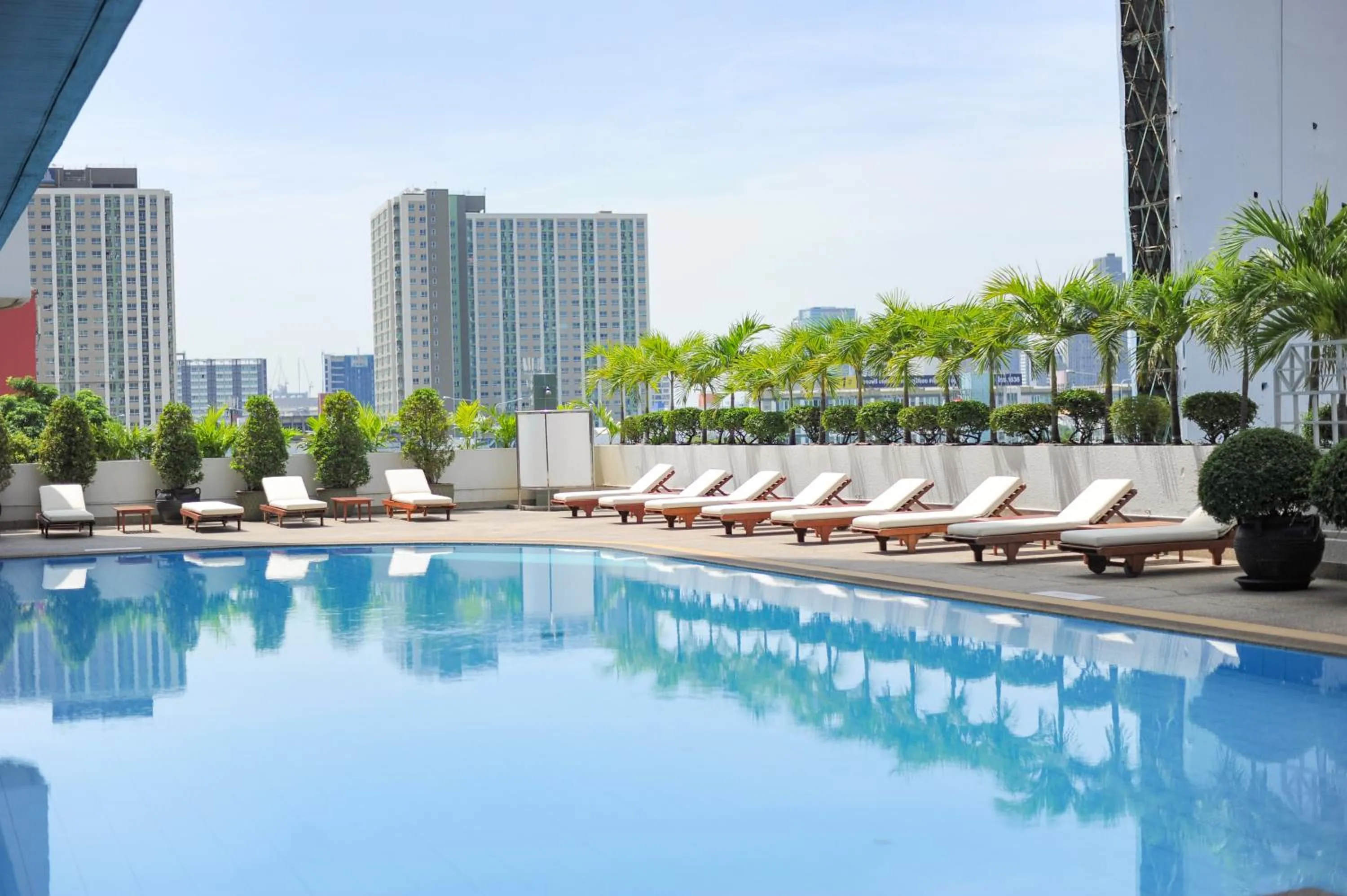 Pool view in Golden Tulip Sovereign Hotel Bangkok