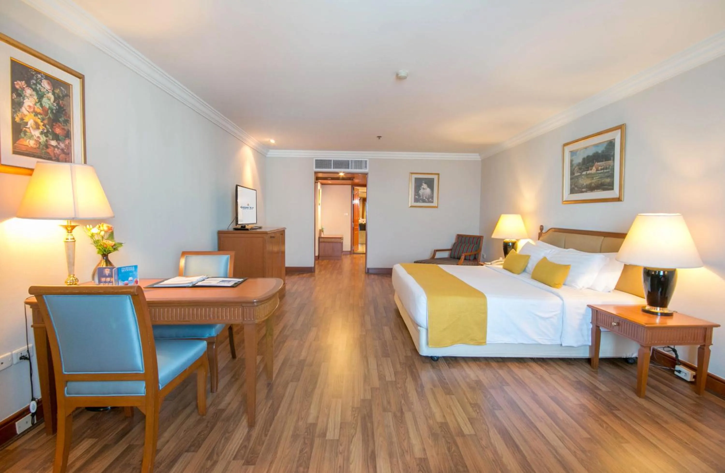 Seating area, Bed in Golden Tulip Sovereign Hotel Bangkok