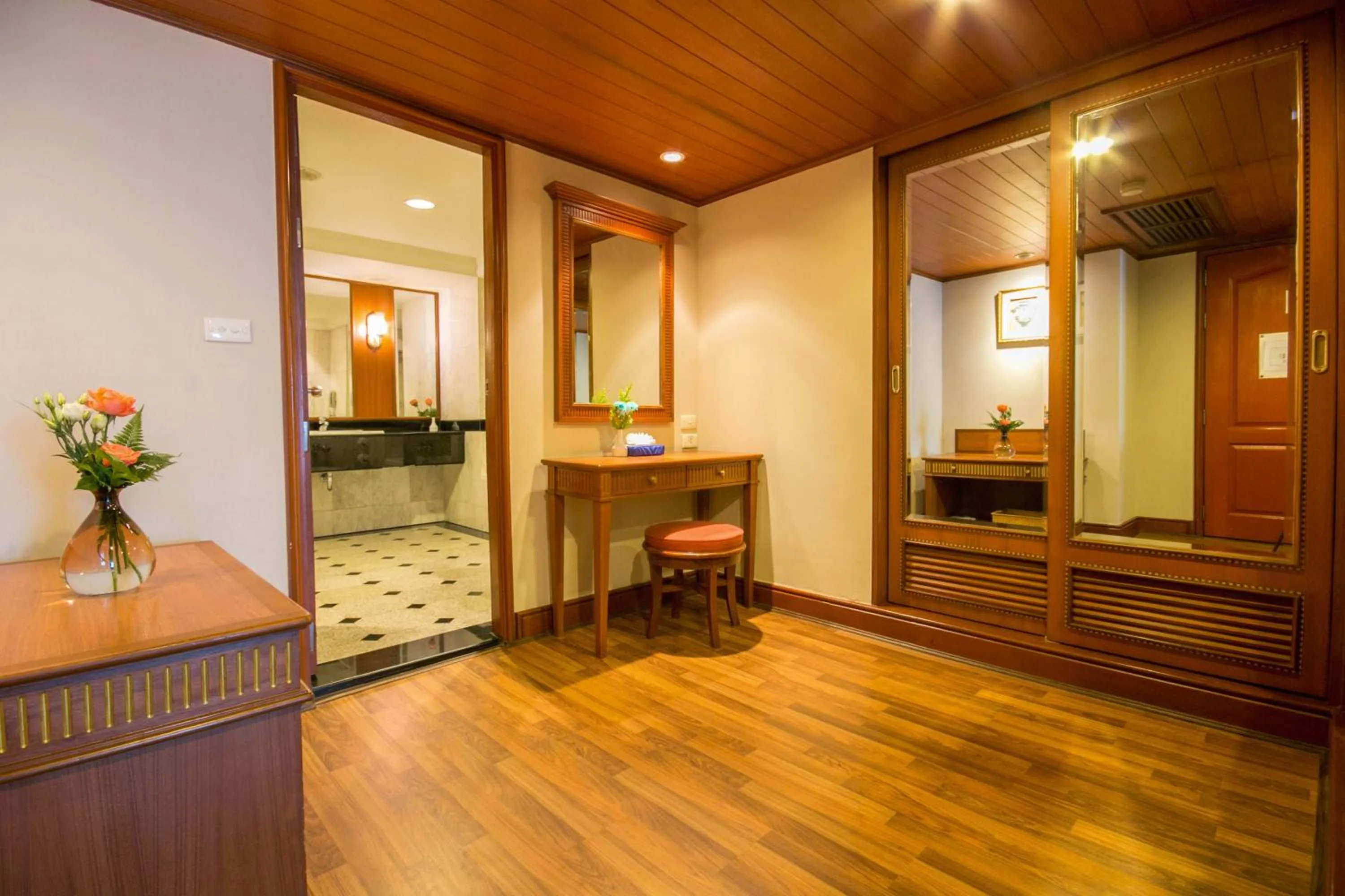 Area and facilities in Golden Tulip Sovereign Hotel Bangkok