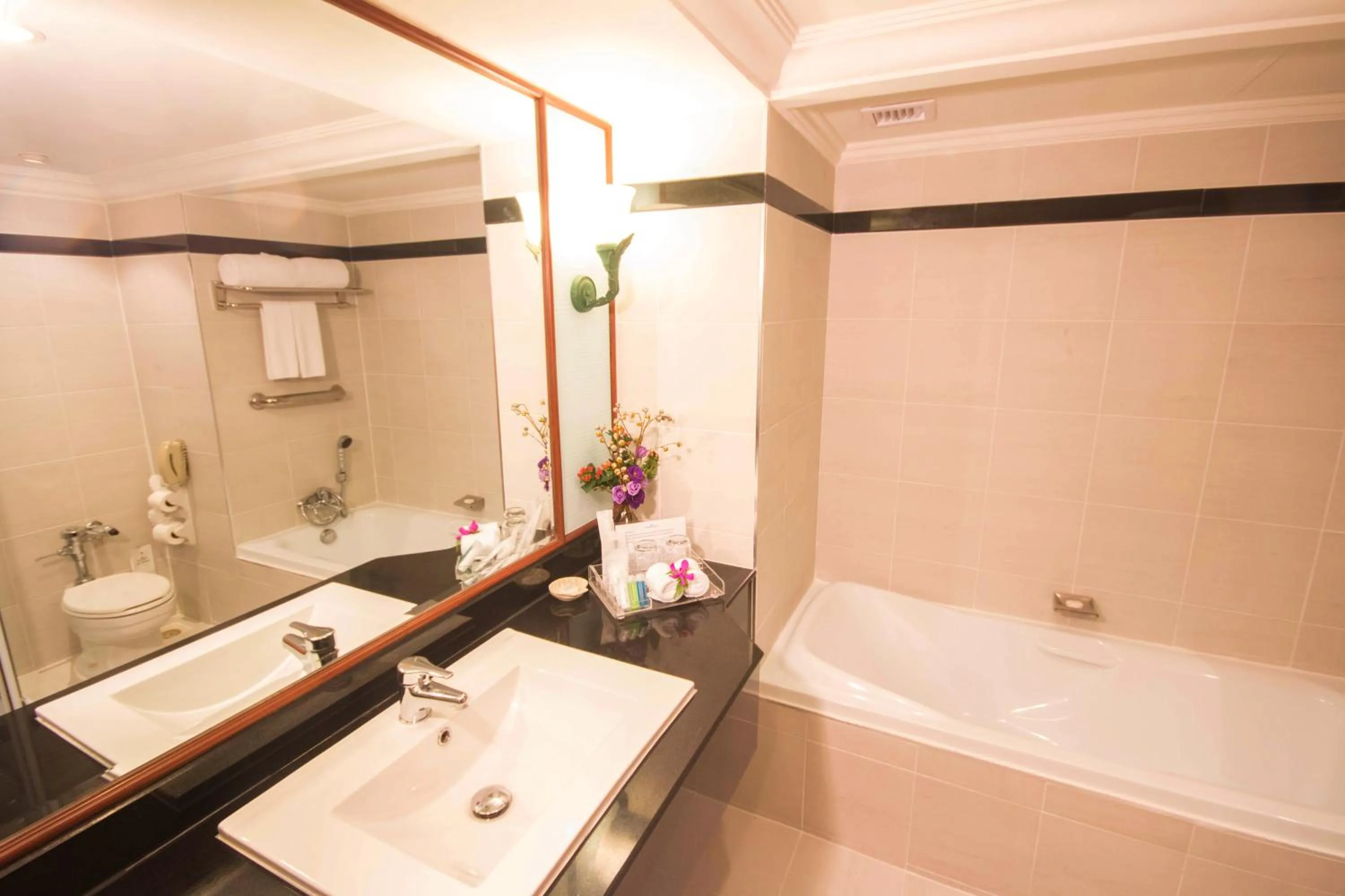 Bathroom in Golden Tulip Sovereign Hotel Bangkok