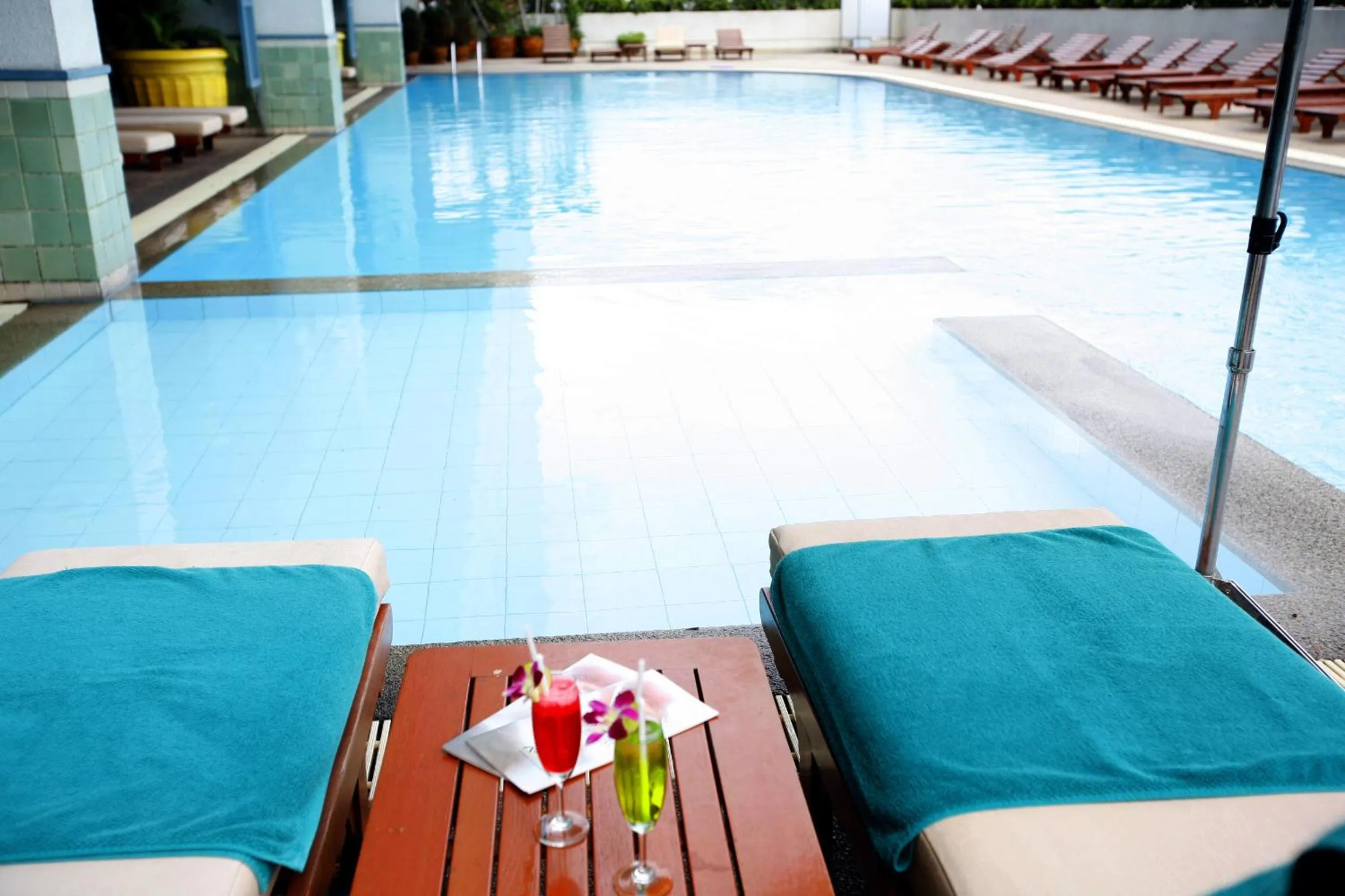 Swimming pool in Golden Tulip Sovereign Hotel Bangkok