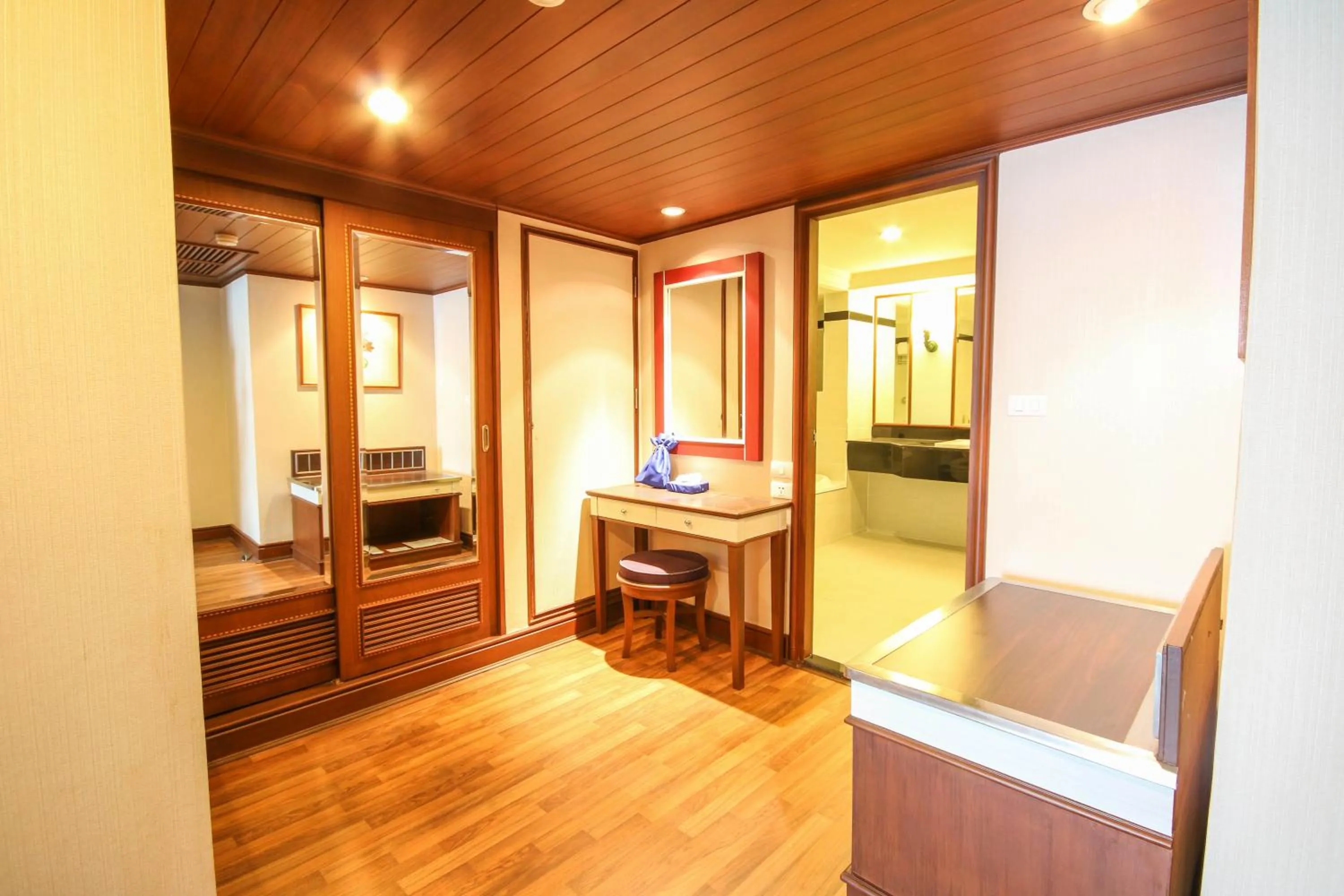 Bathroom in Golden Tulip Sovereign Hotel Bangkok