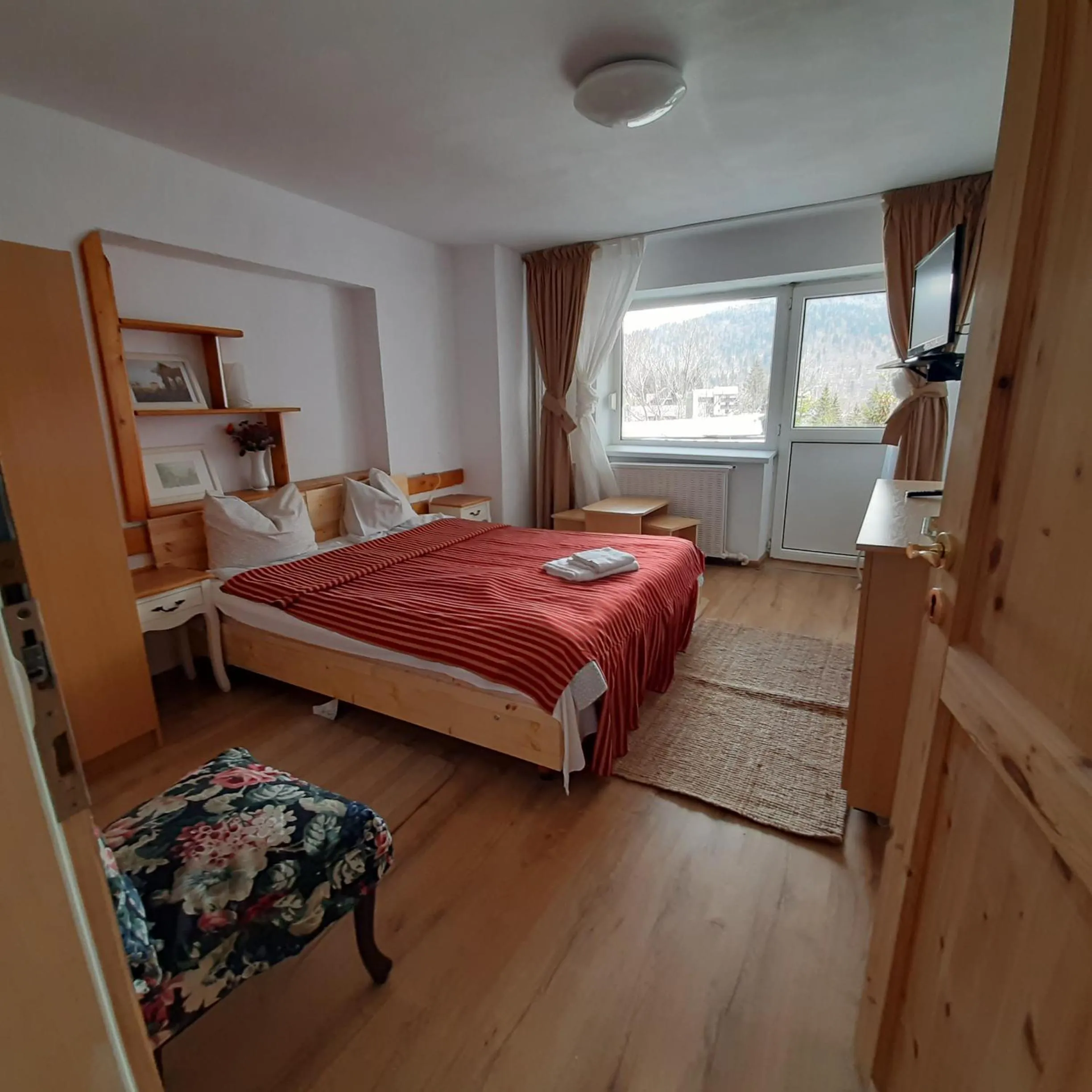 Two-Bedroom Apartment (4 Adults) in Cazare Casa Cristina