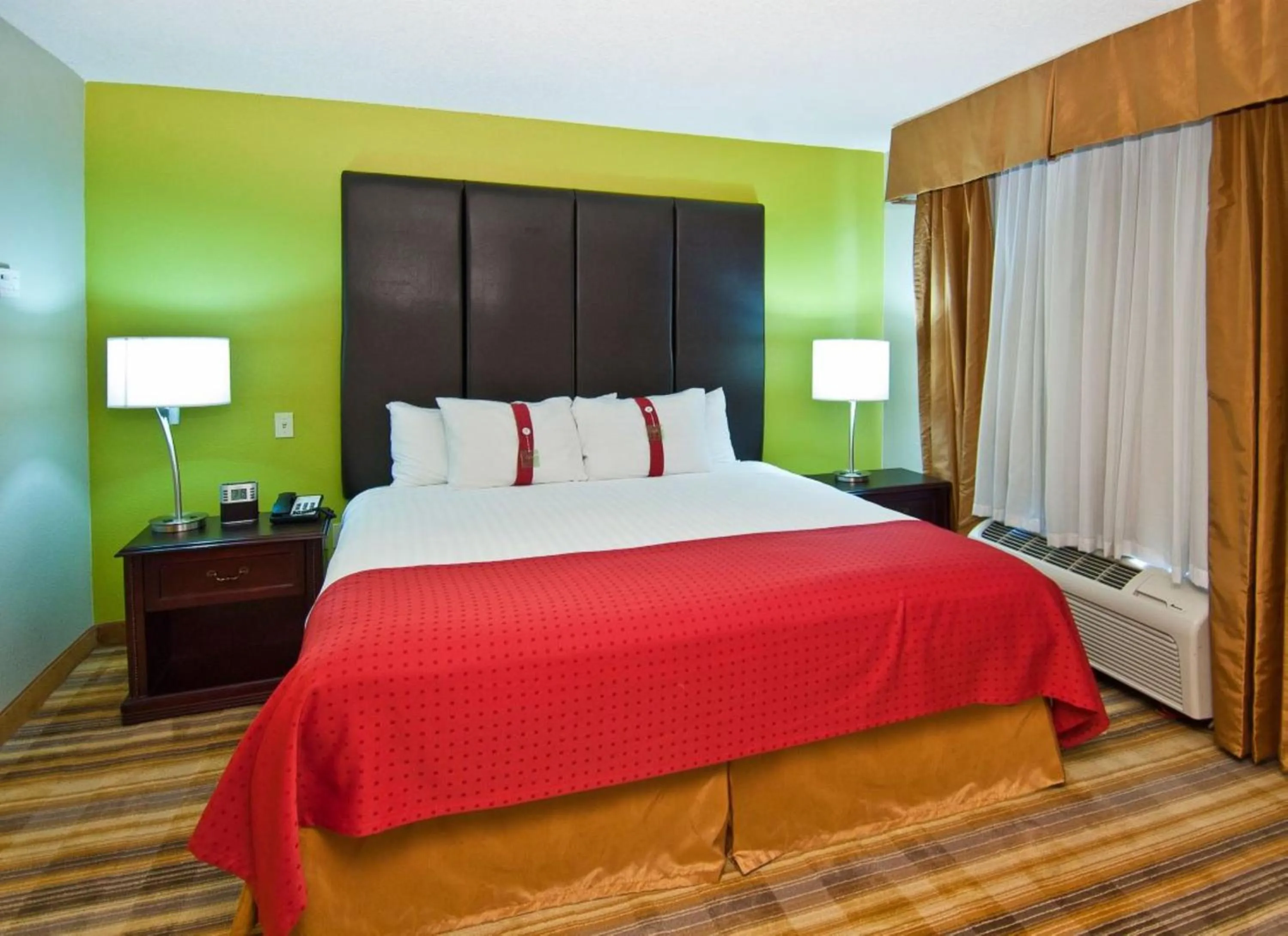 Photo of the whole room, Bed in Holiday Inn Vicksburg by IHG