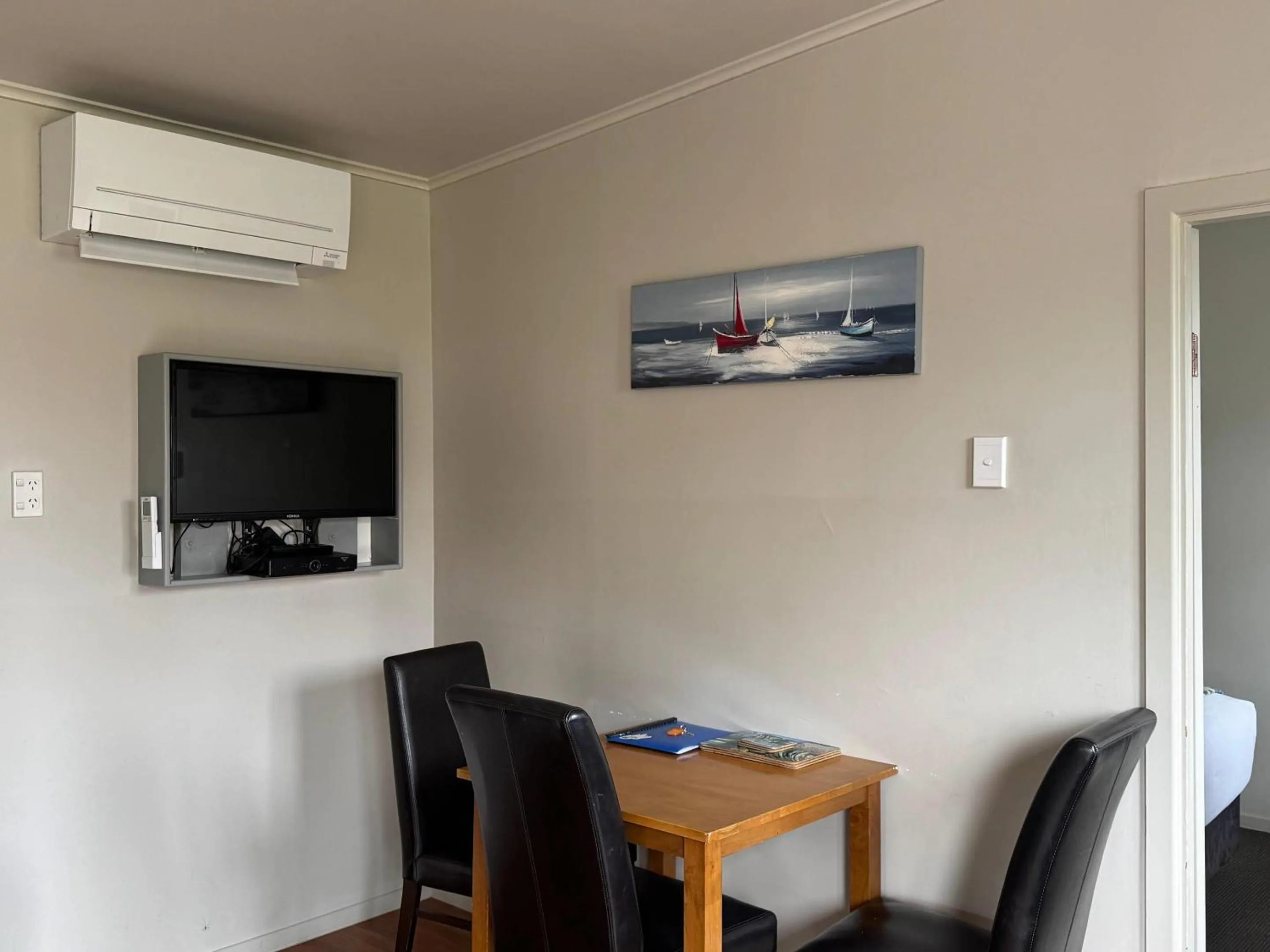 TV and multimedia in Comfort Inn Sunset