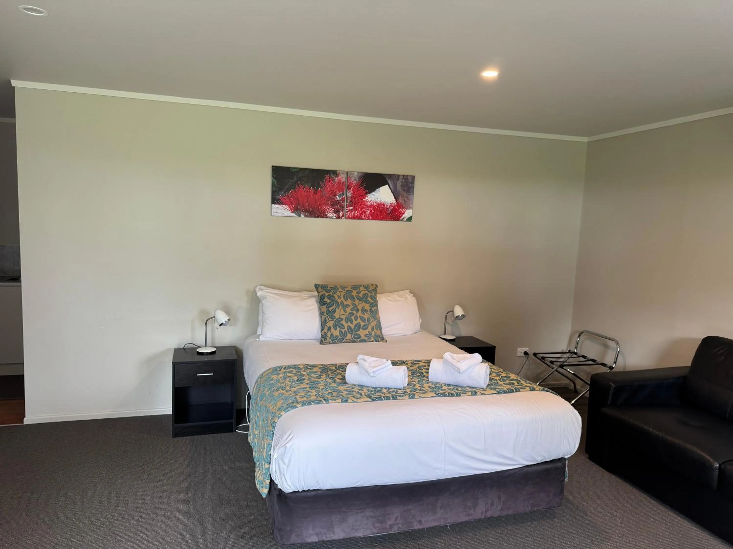 Photo of the whole room, Bed in Comfort Inn Sunset