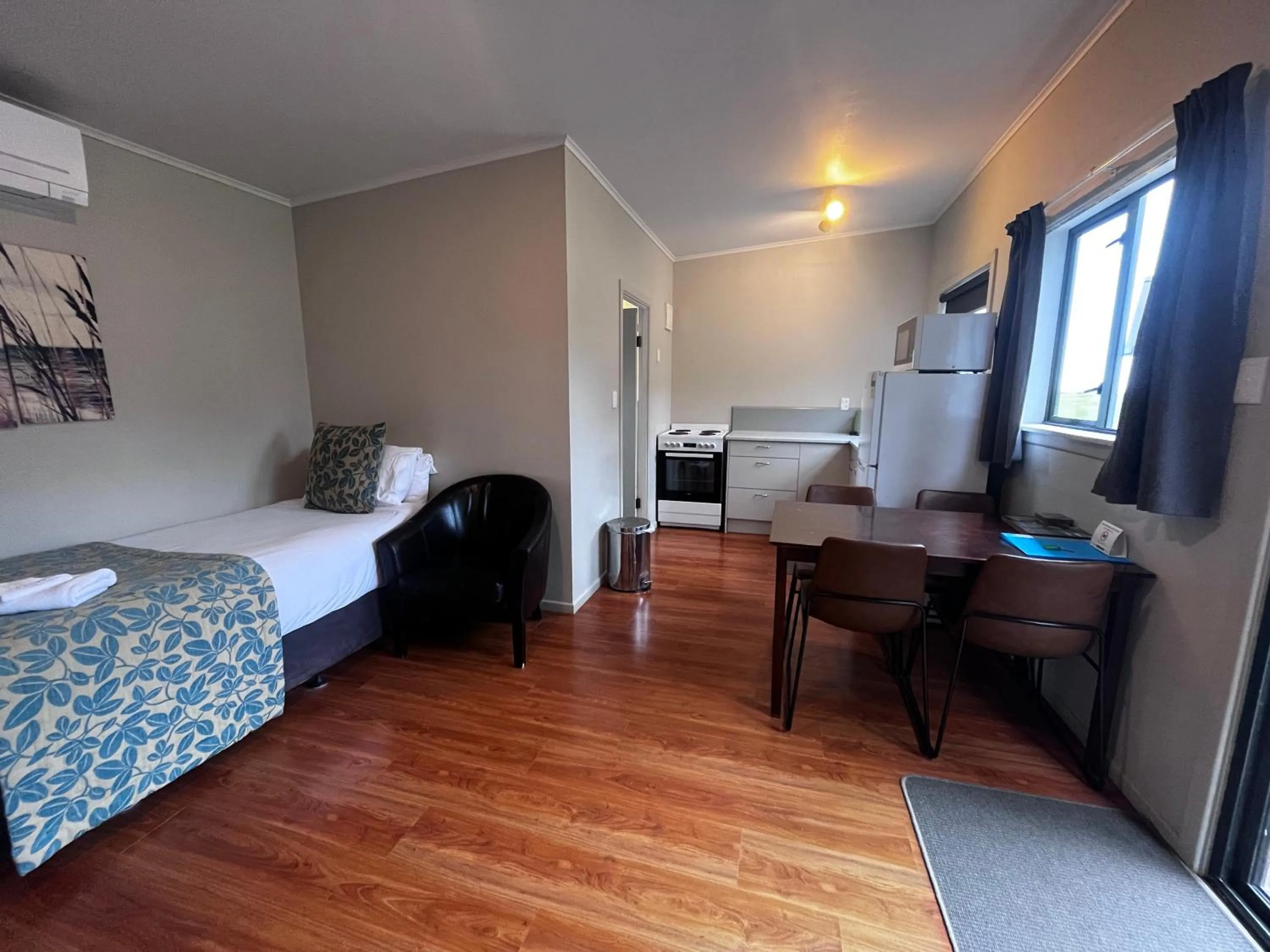 Photo of the whole room, Bed in Comfort Inn Sunset