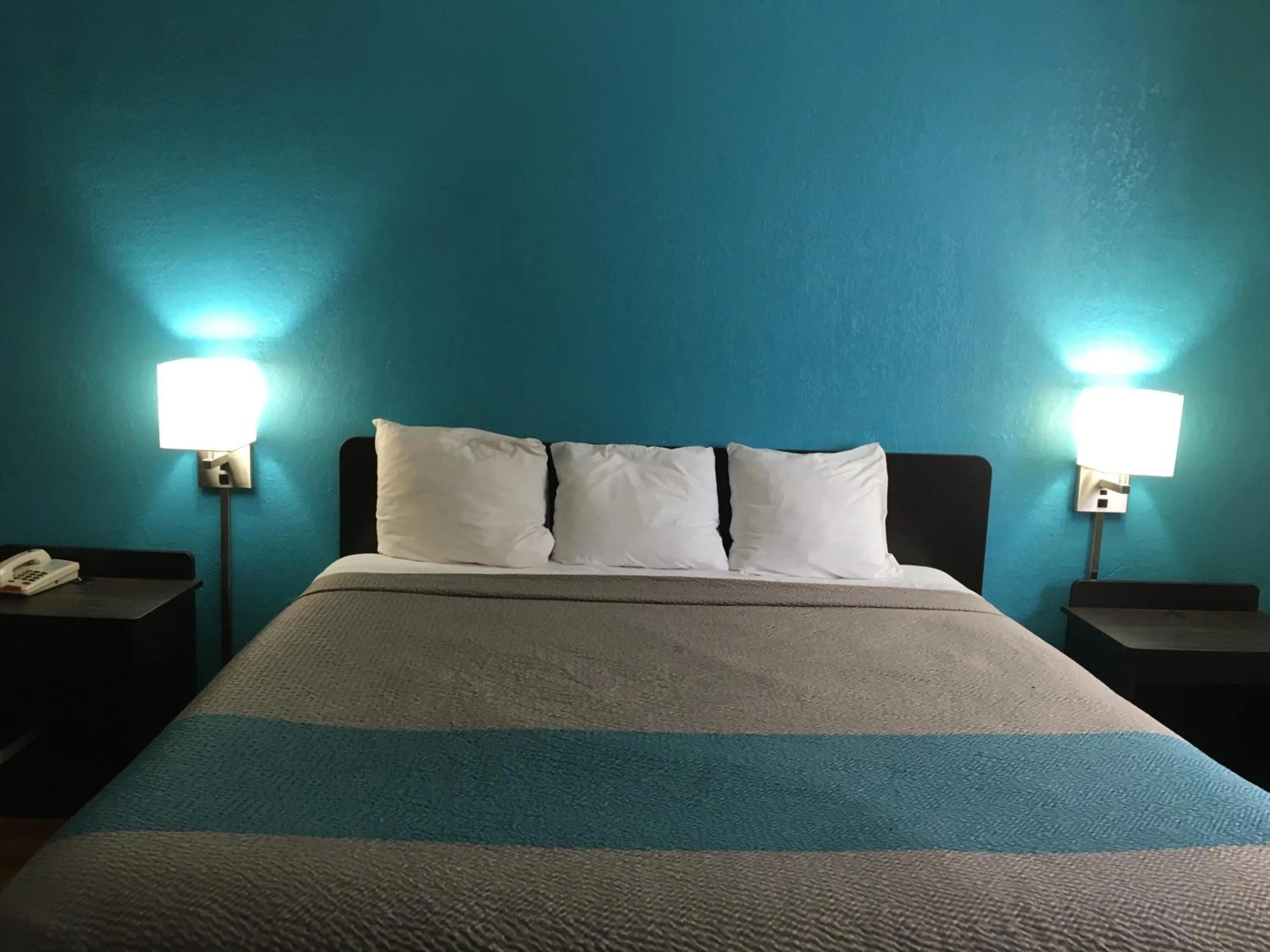 Bed in FairBridge Inn Express Melrose Park