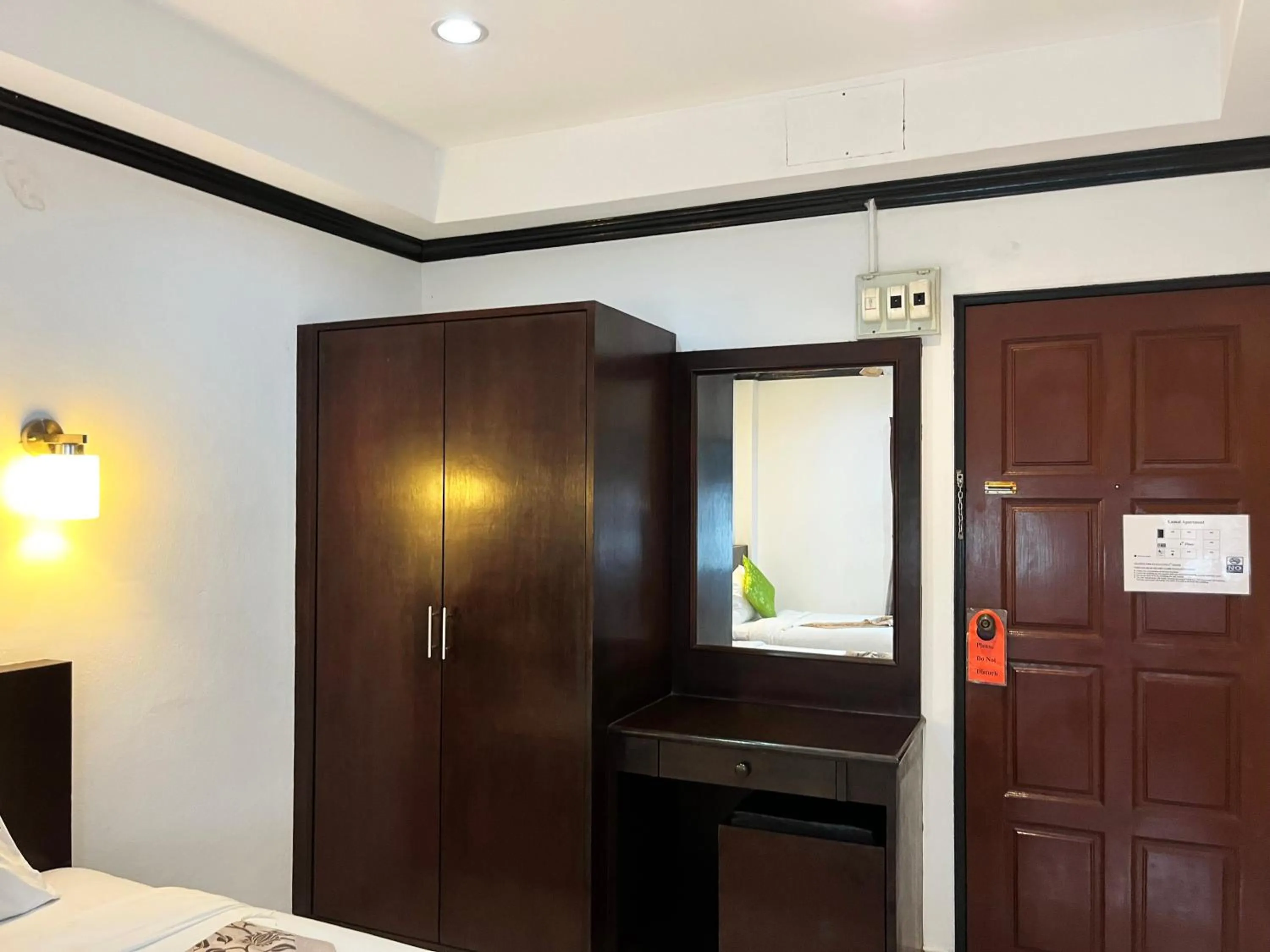 Photo of the whole room, Bed in Lamai Apartment