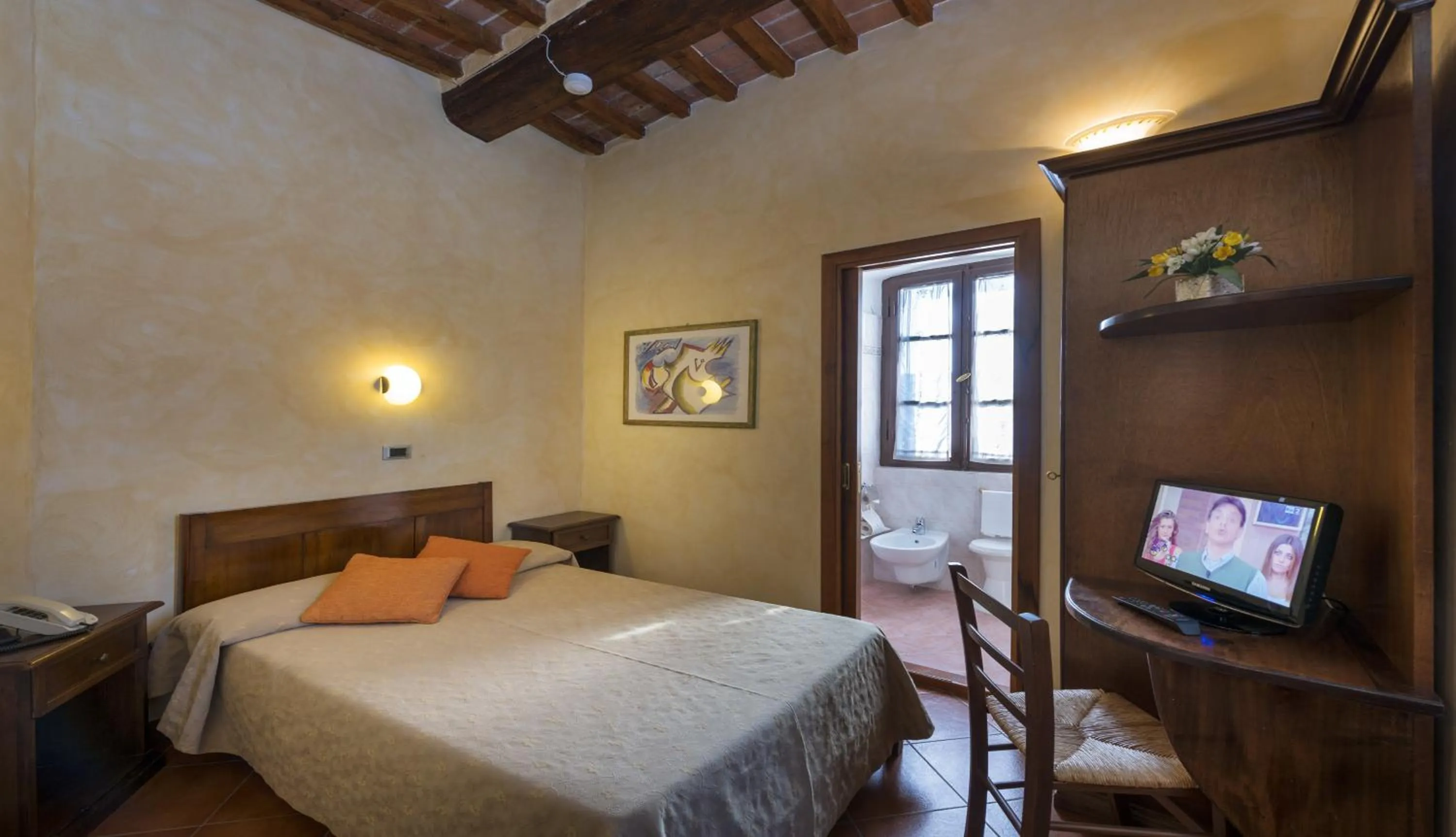 Bed in Hotel Italia Cortona