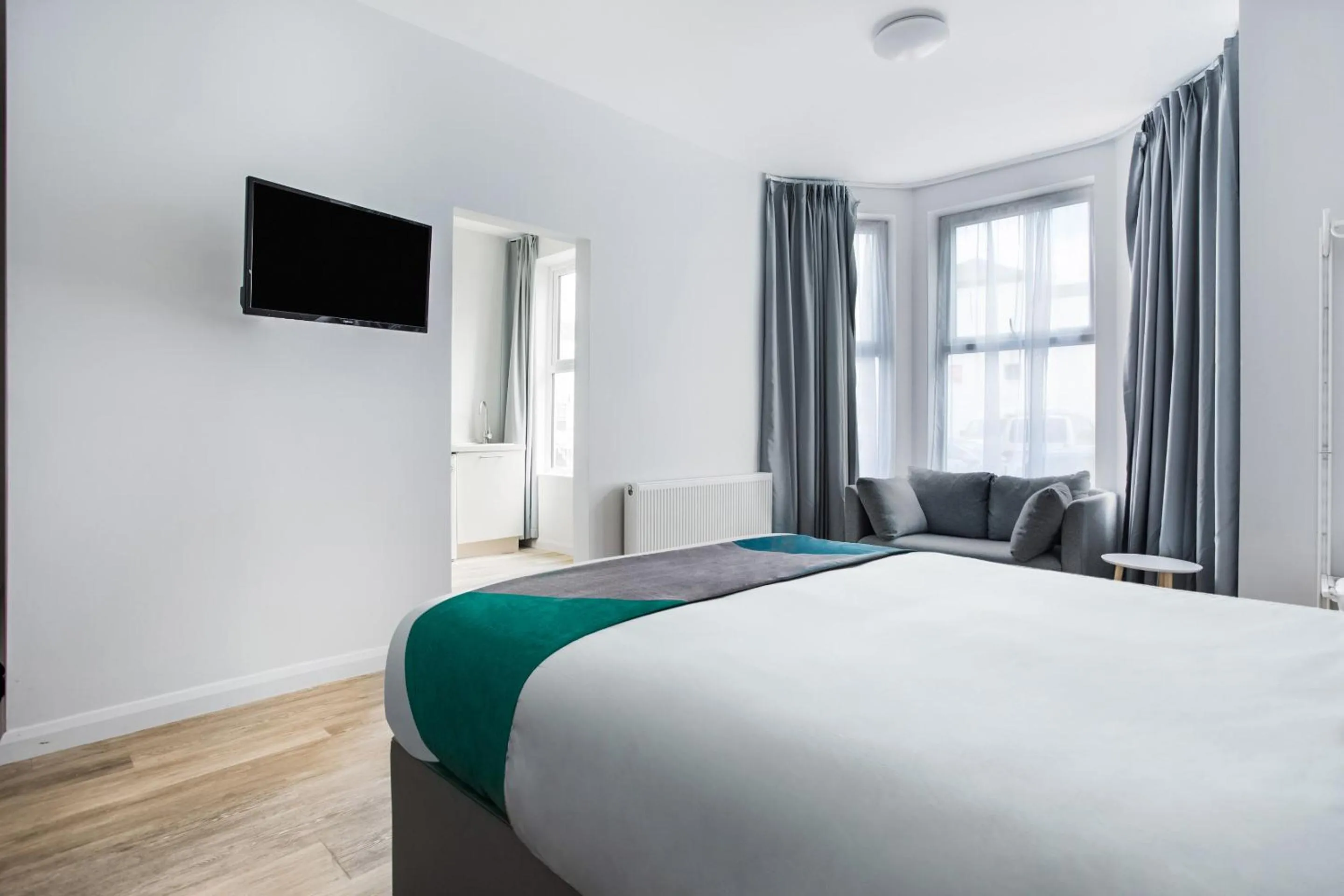 Bedroom, Bed in OYO Studiotel Great Yarmouth - Modern Hotel Apartments