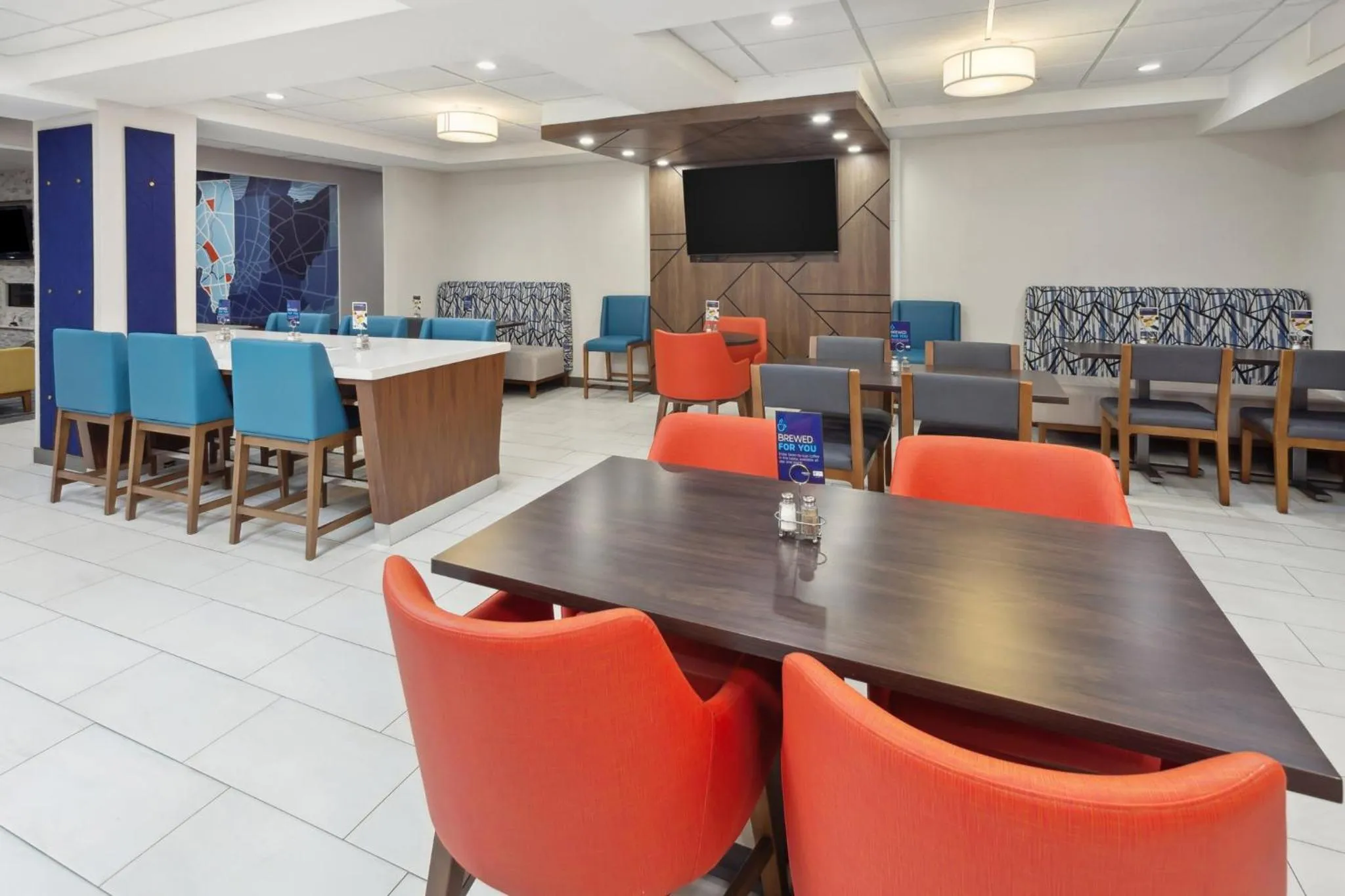 Breakfast in Holiday Inn Express Pekin - Peoria Area by IHG