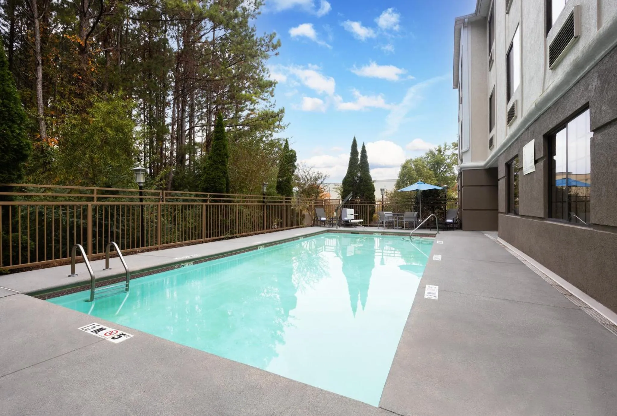 Swimming pool in Holiday Inn Express Hotel & Suites Kennesaw Northwest - Acworth by IHG