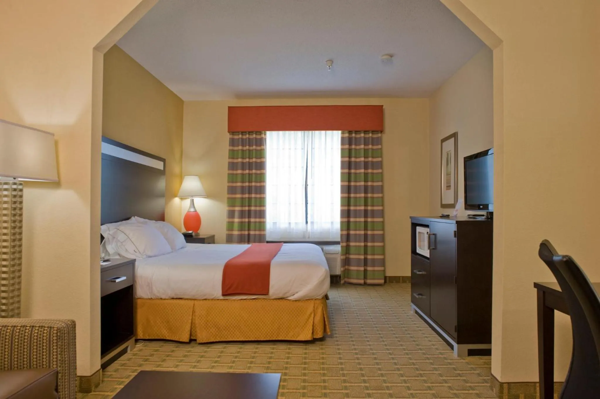 Photo of the whole room, Bed in Holiday Inn Express Hotel & Suites Kennesaw Northwest - Acworth by IHG