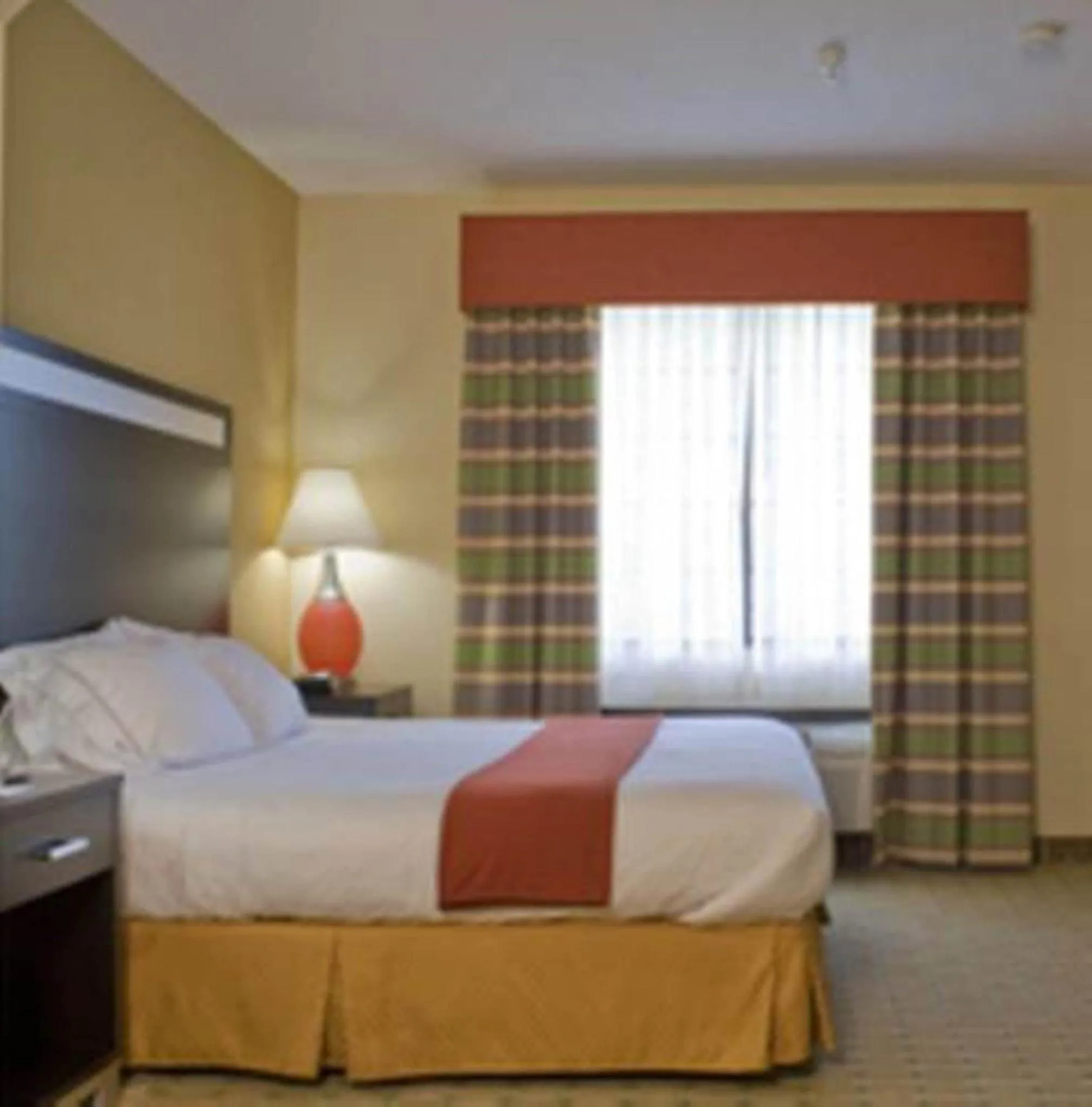 Photo of the whole room, Bed in Holiday Inn Express Hotel & Suites Kennesaw Northwest - Acworth by IHG
