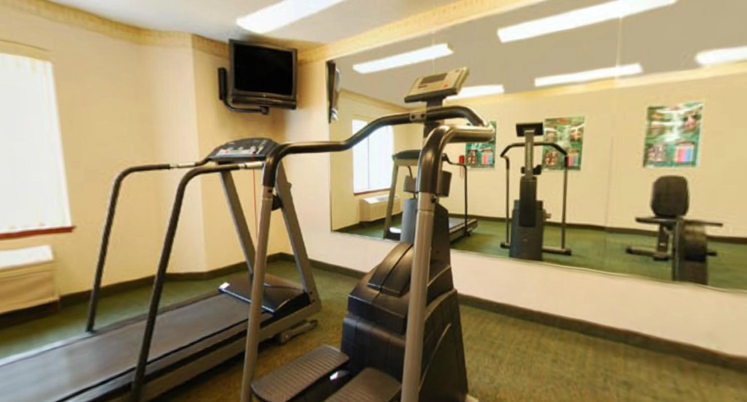 Fitness centre/facilities in Syracuse Inn and Suites