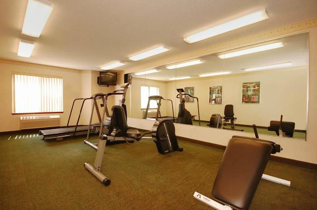 Fitness centre/facilities in Syracuse Inn and Suites