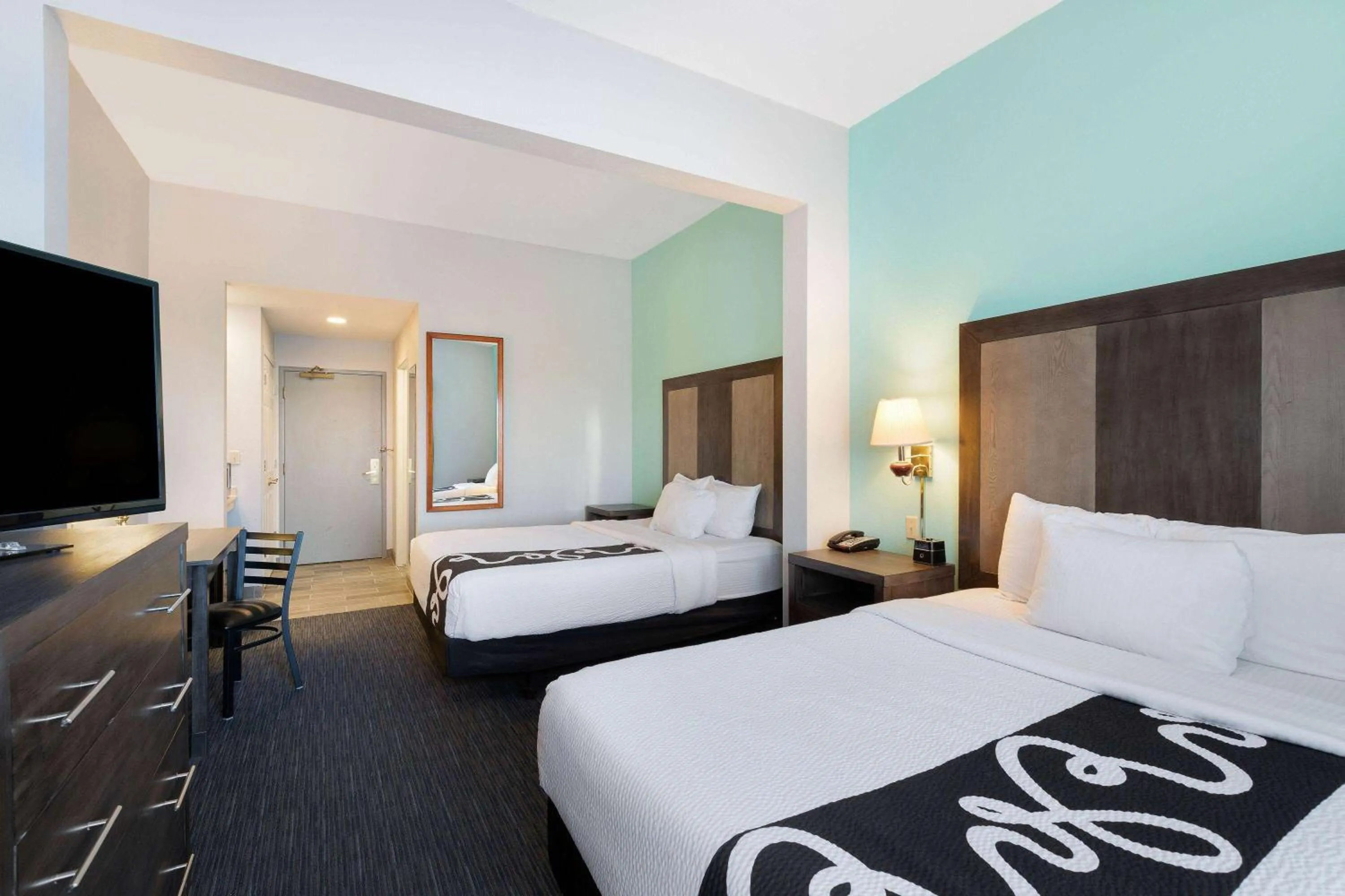 Photo of the whole room, Bed in La Quinta by Wyndham Omaha Airport Downtown
