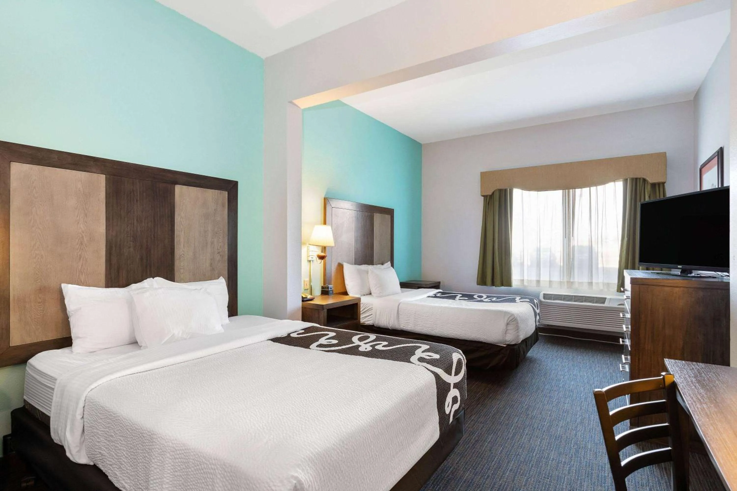 Photo of the whole room, Bed in La Quinta by Wyndham Omaha Airport Downtown