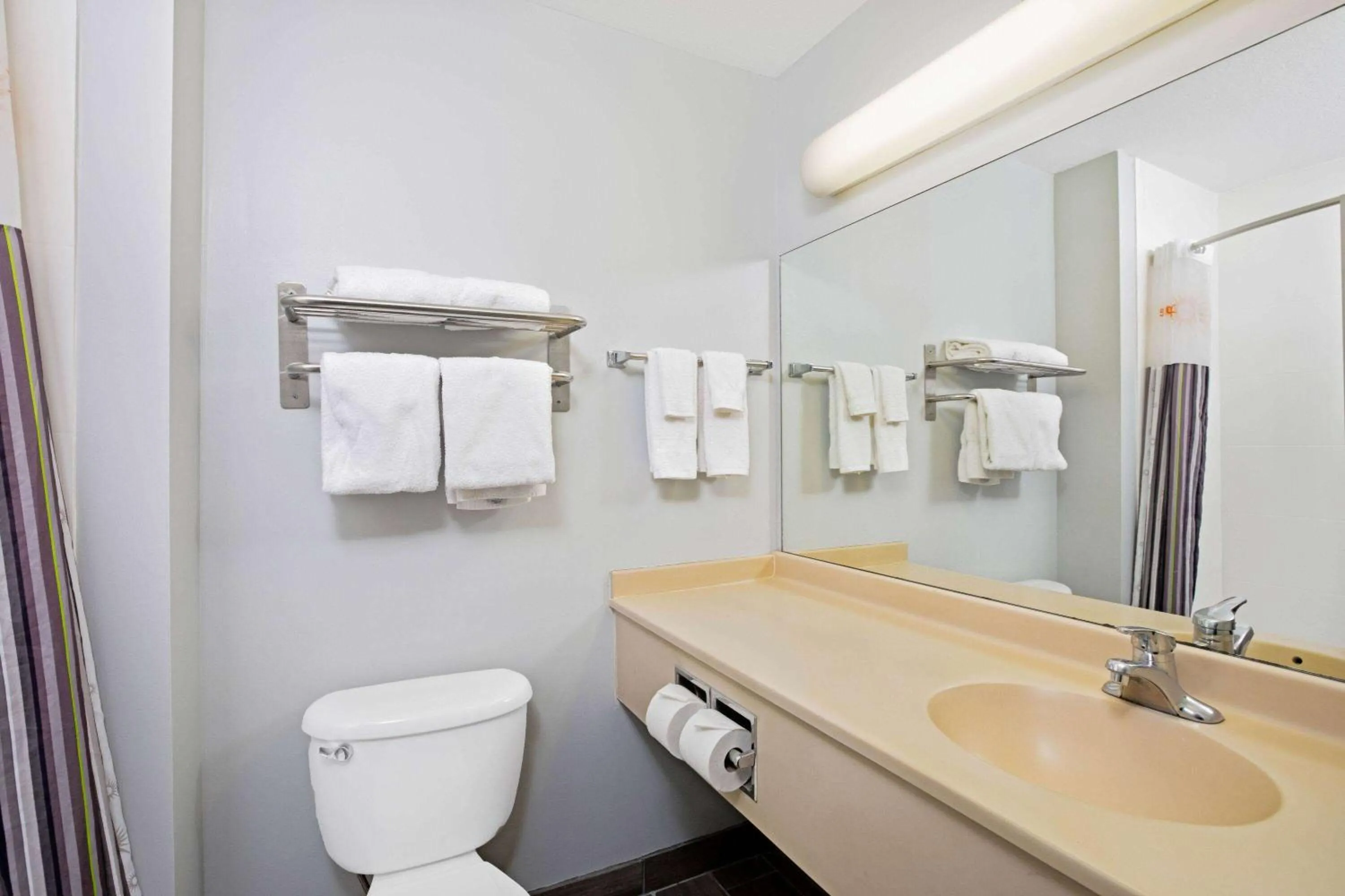 TV and multimedia in La Quinta by Wyndham Omaha Airport Downtown