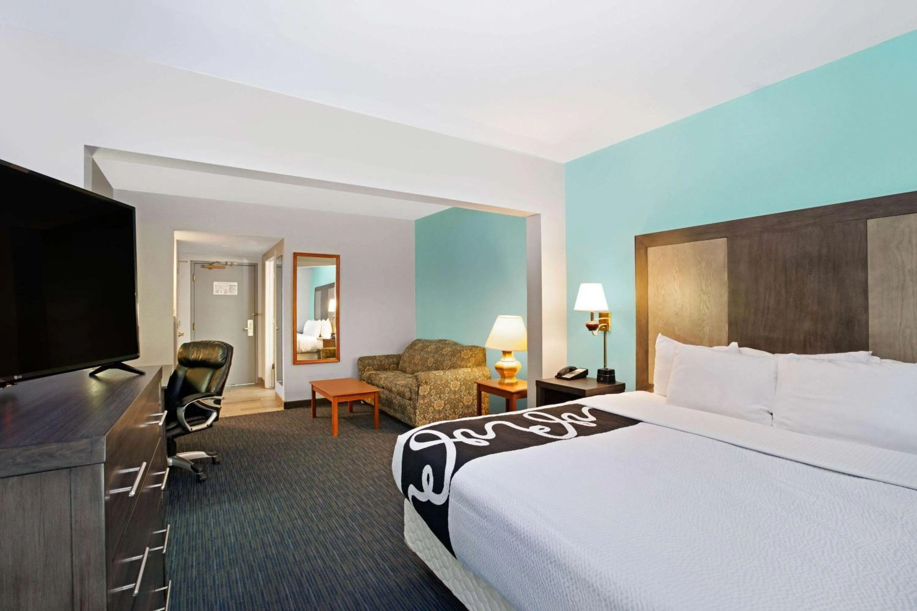 Bed in La Quinta by Wyndham Omaha Airport Downtown