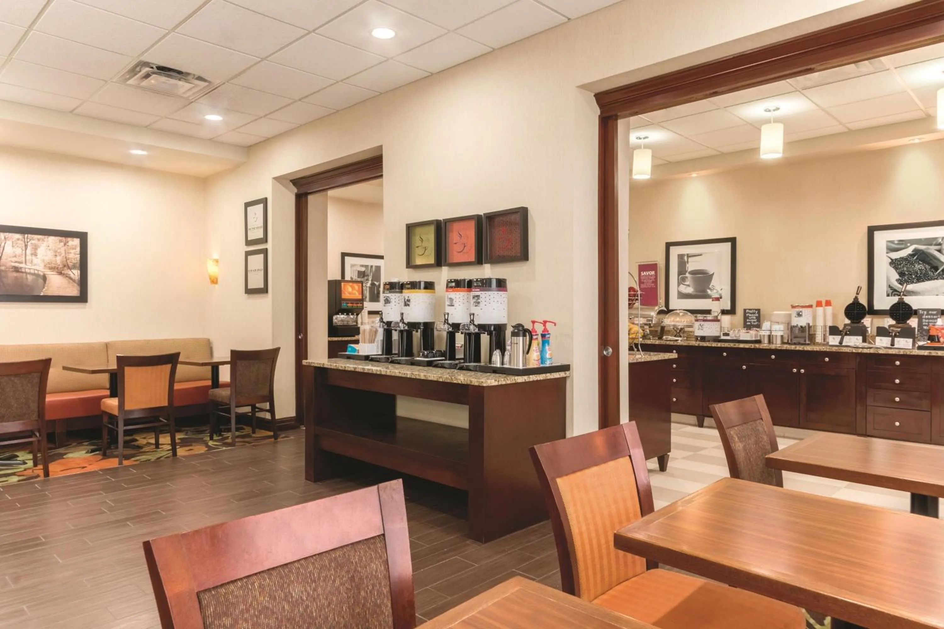 Dining area in Hampton Inn by Hilton Edmonton South