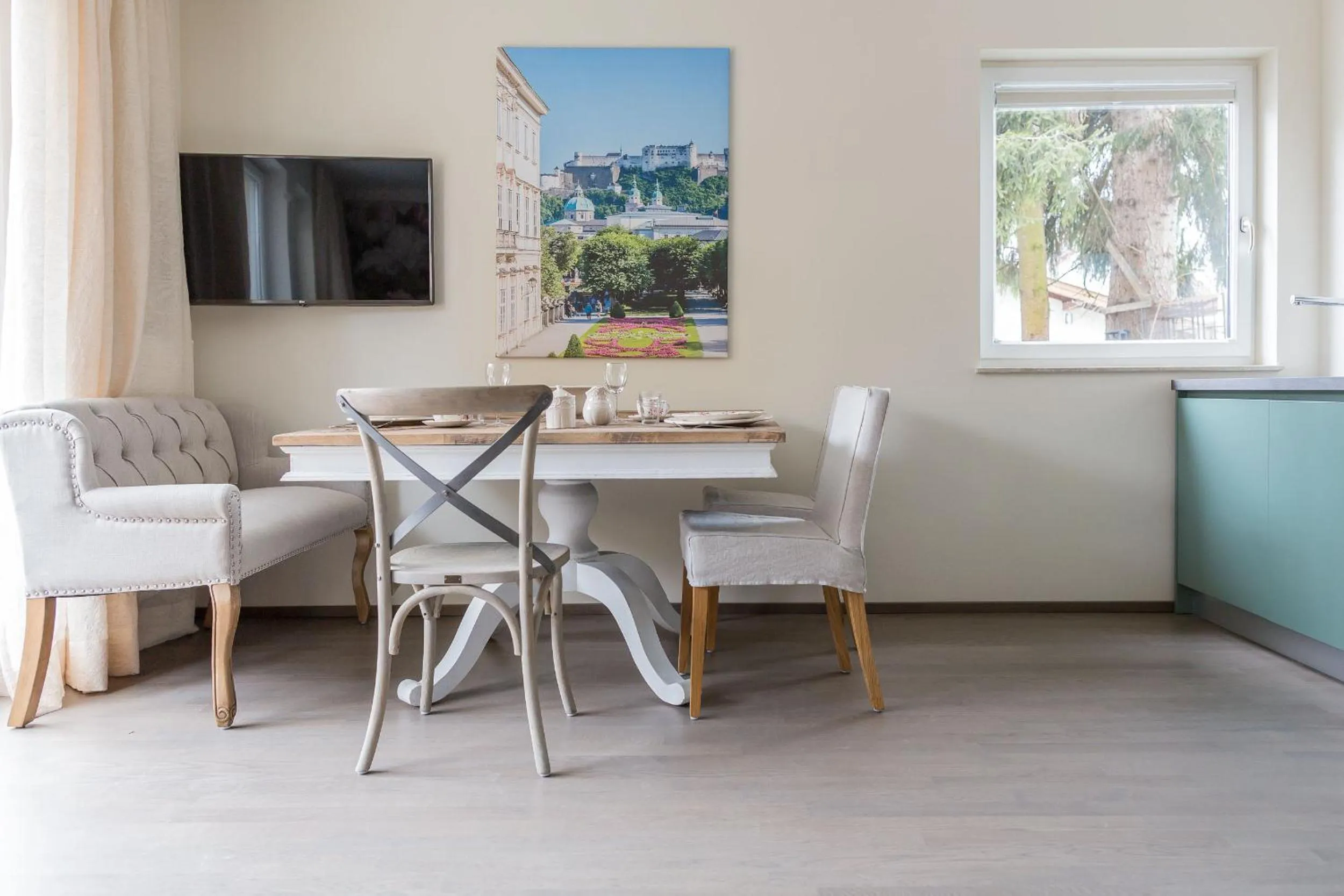 Seating area in HOMEBOUND APARTMENTS Salzburg City II - contactless check-in