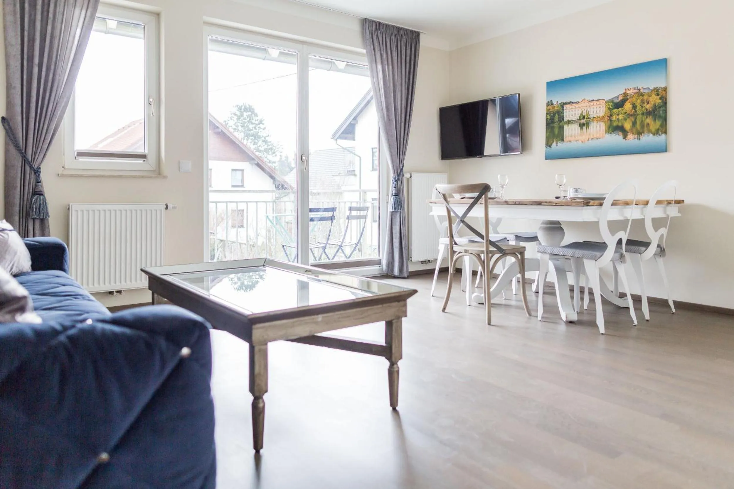 Dining area in HOMEBOUND APARTMENTS Salzburg City II - contactless check-in