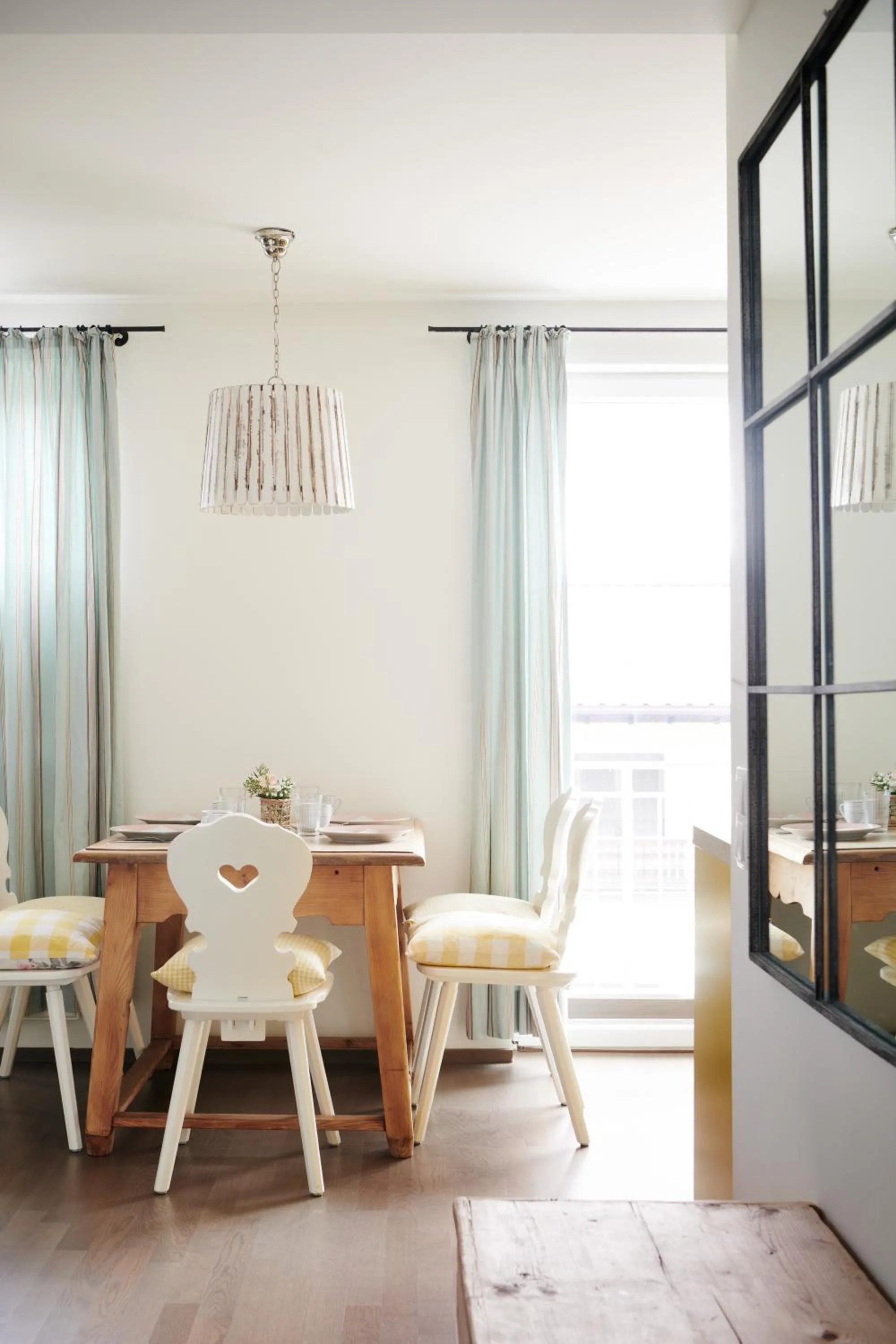 Seating area in HOMEBOUND APARTMENTS Salzburg City II - contactless check-in