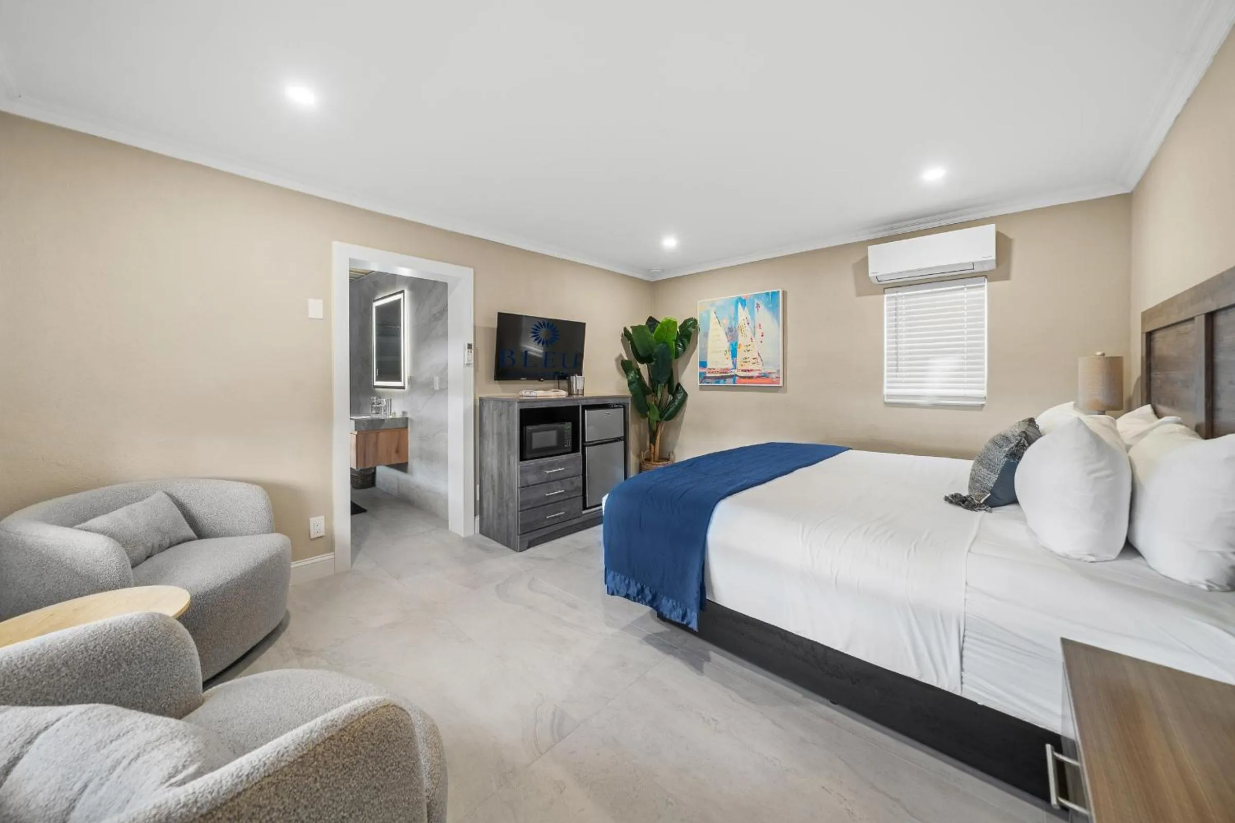 Bedroom, Bed in Bleu Beach Resort