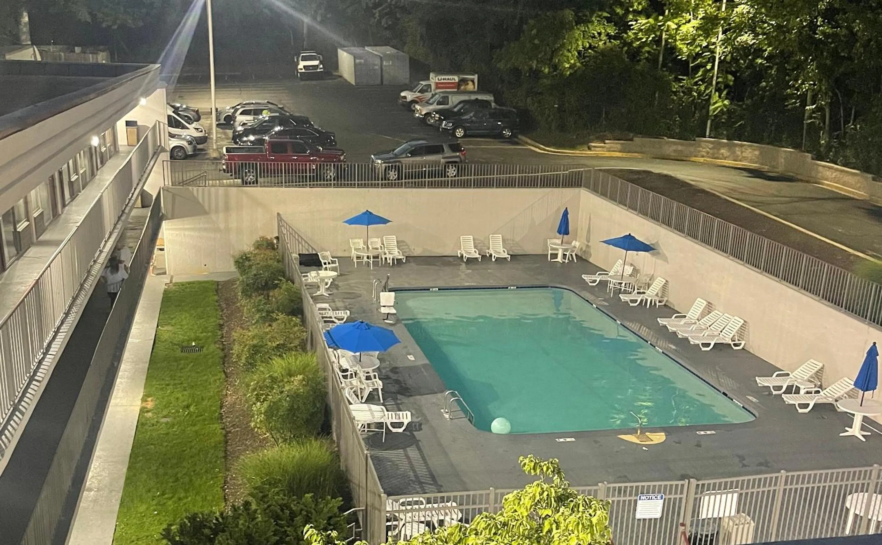 Swimming pool in Red Roof Inn Baltimore South Glen Burnie