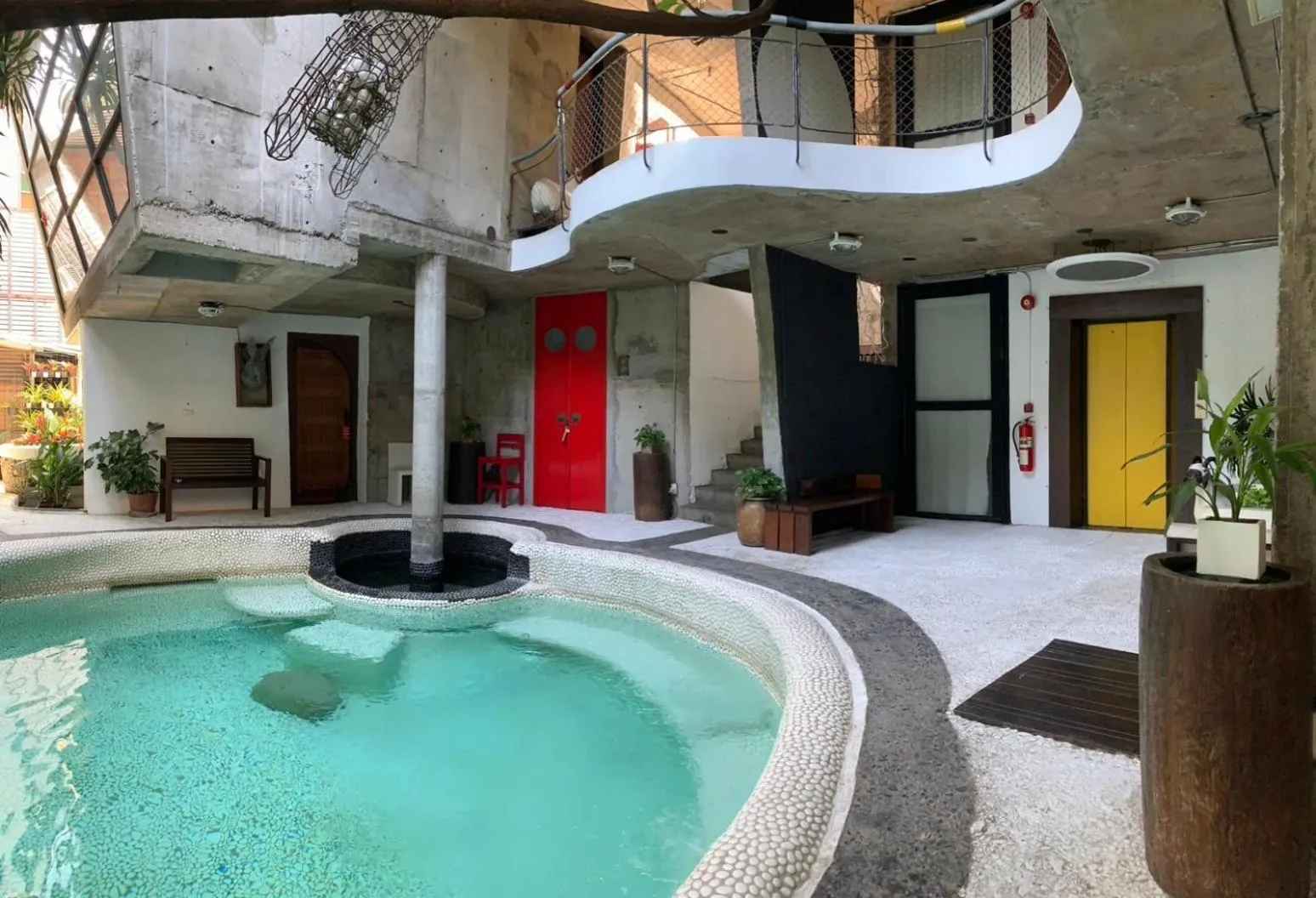 Swimming pool in Mo rooms