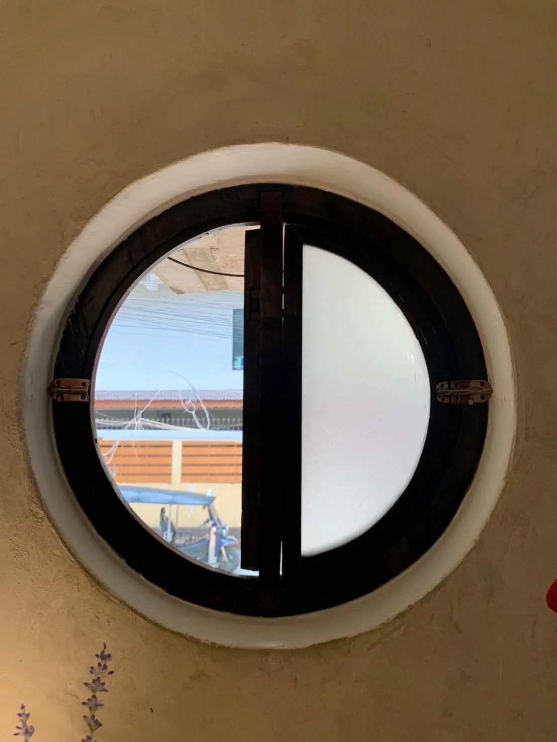 Street view in Mo rooms