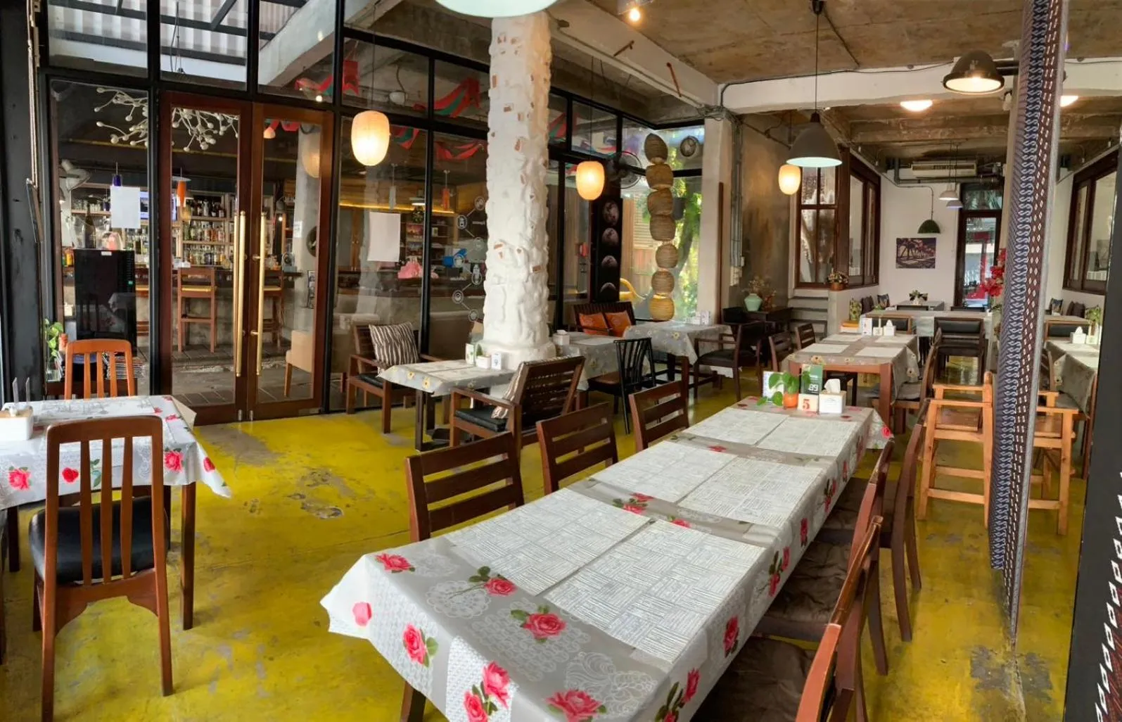 Restaurant/places to eat in Mo rooms