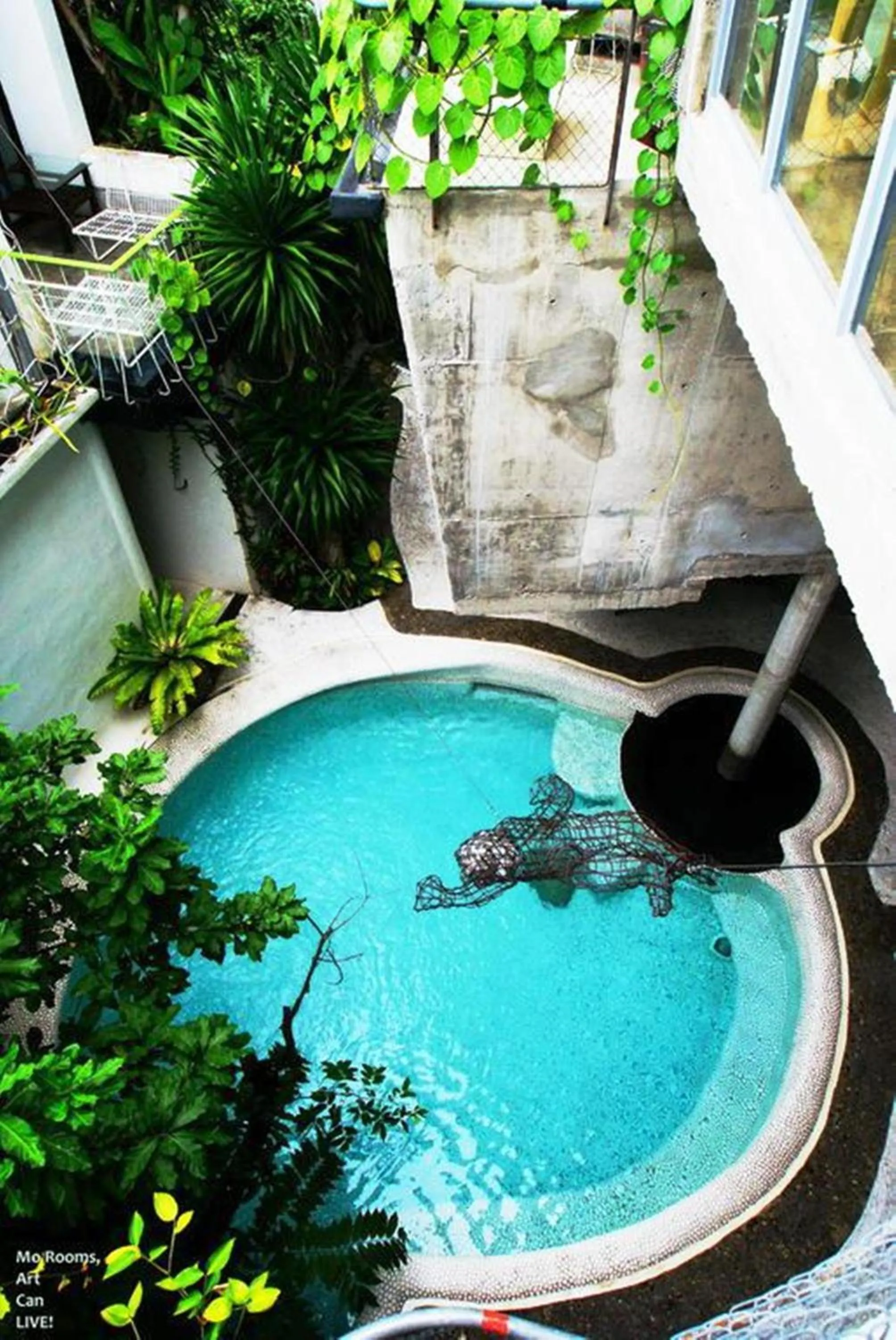 Swimming pool in Mo rooms