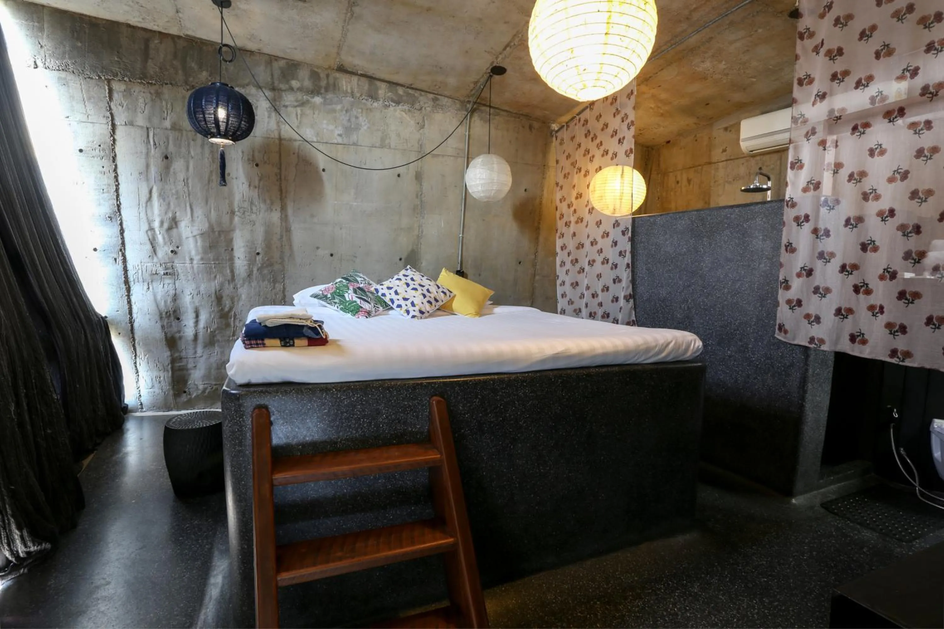 Photo of the whole room, Bed in Mo rooms