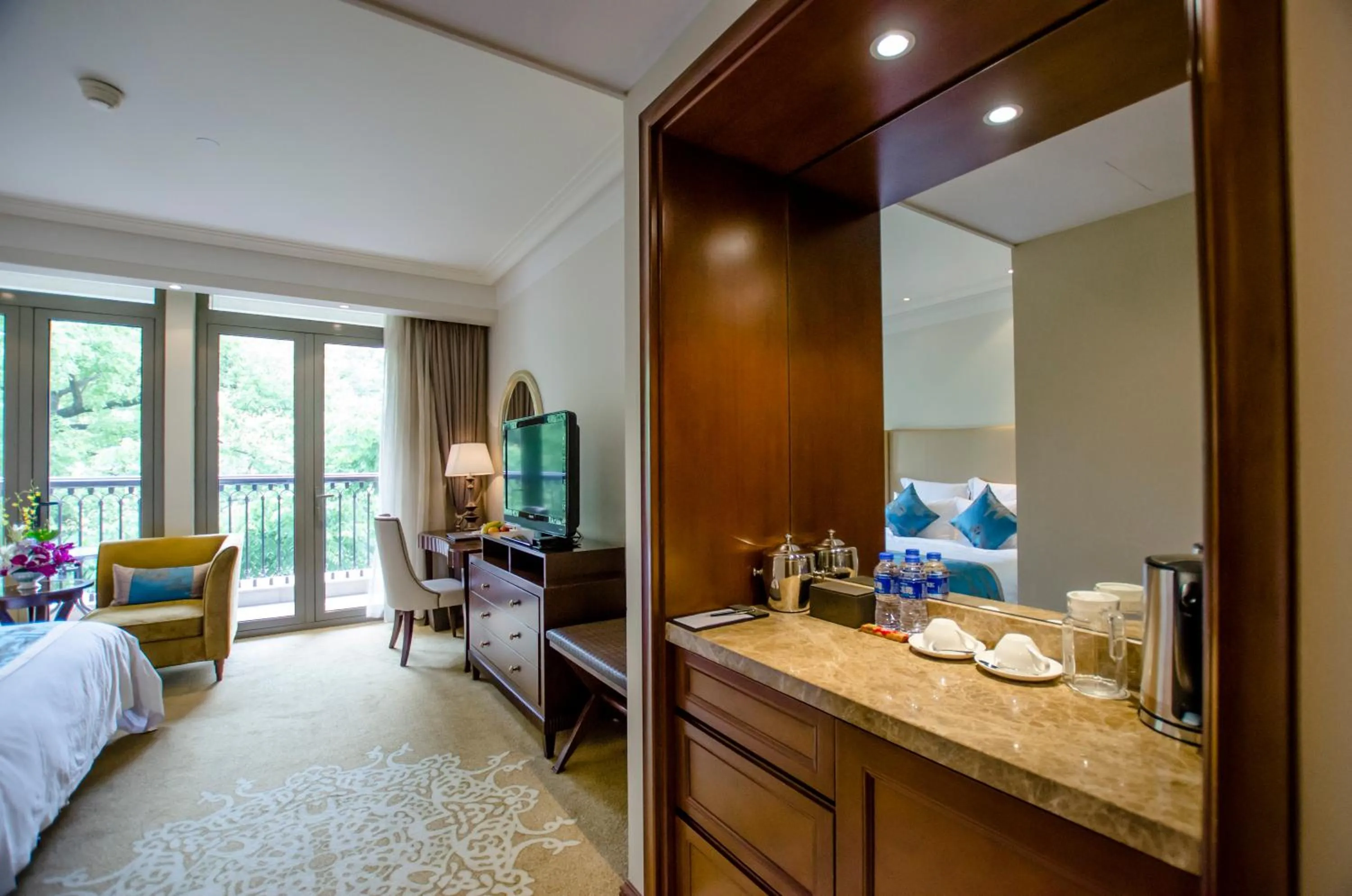 Coffee/tea facilities, Bed in Shanghai Fenyang Garden Boutique Hotel