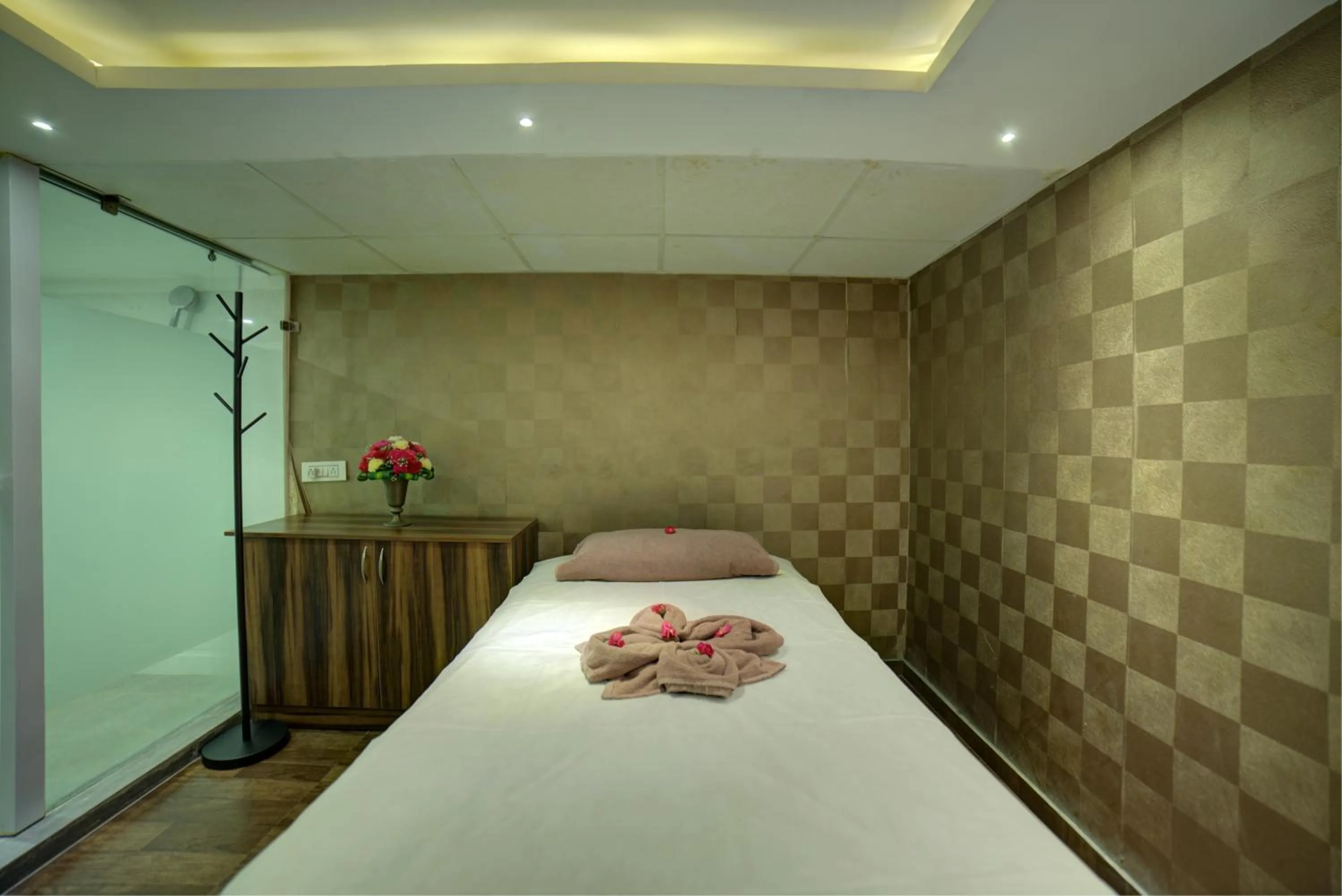 Spa and wellness centre/facilities, Bed in Goldfinch Hotel Bangalore