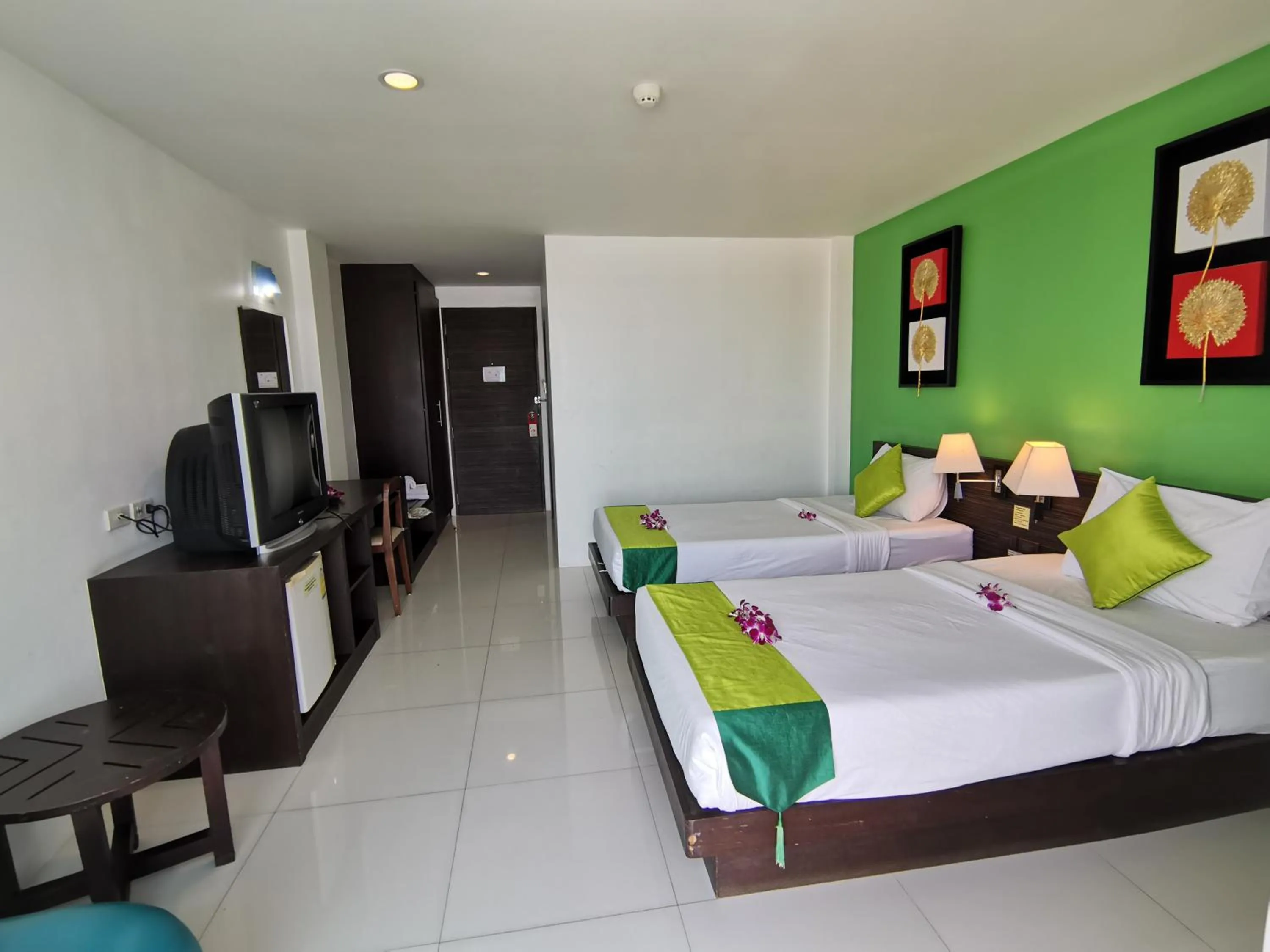 Photo of the whole room, Bed in Twin Hotel