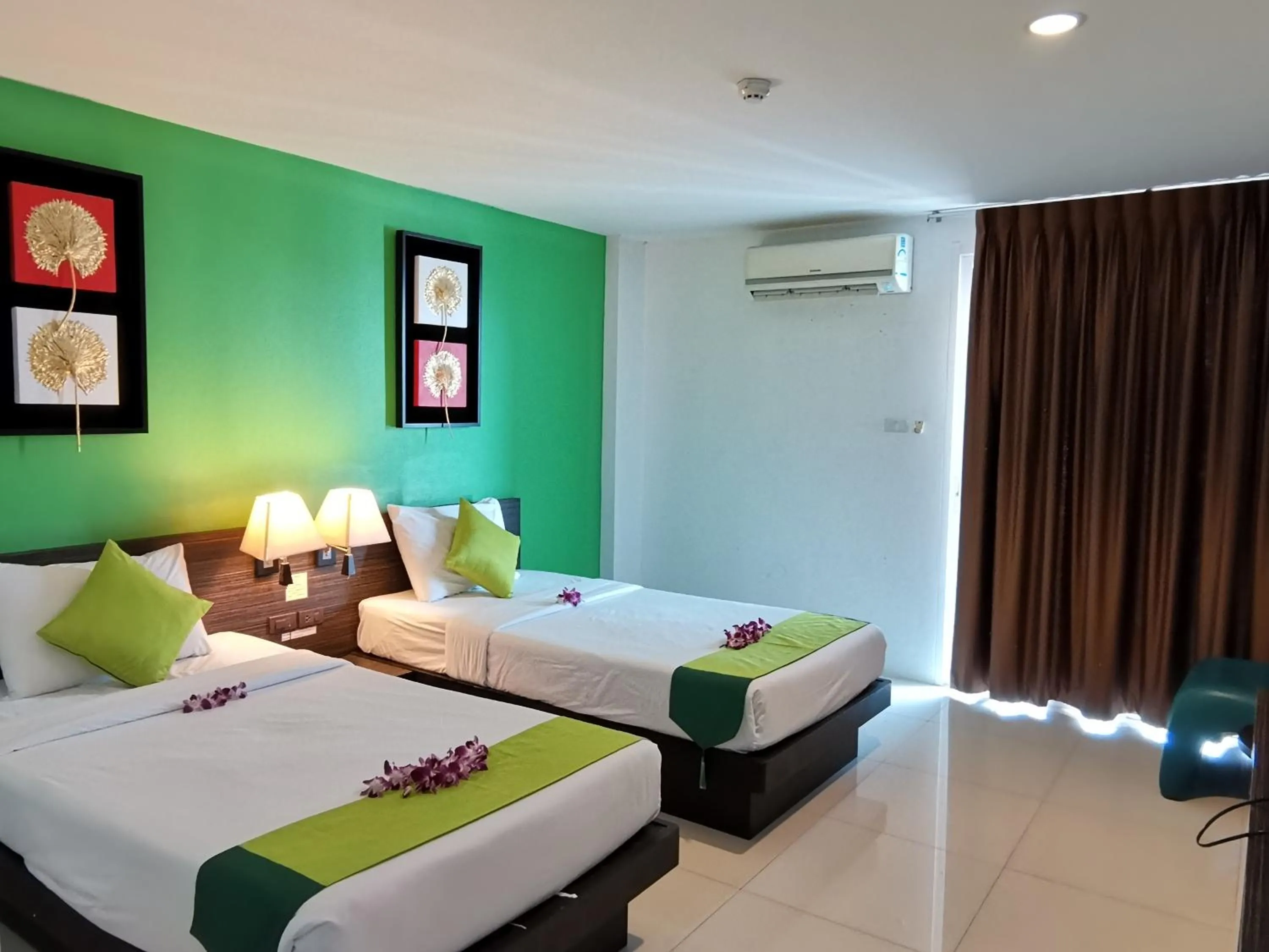 Bedroom, Bed in Twin Hotel