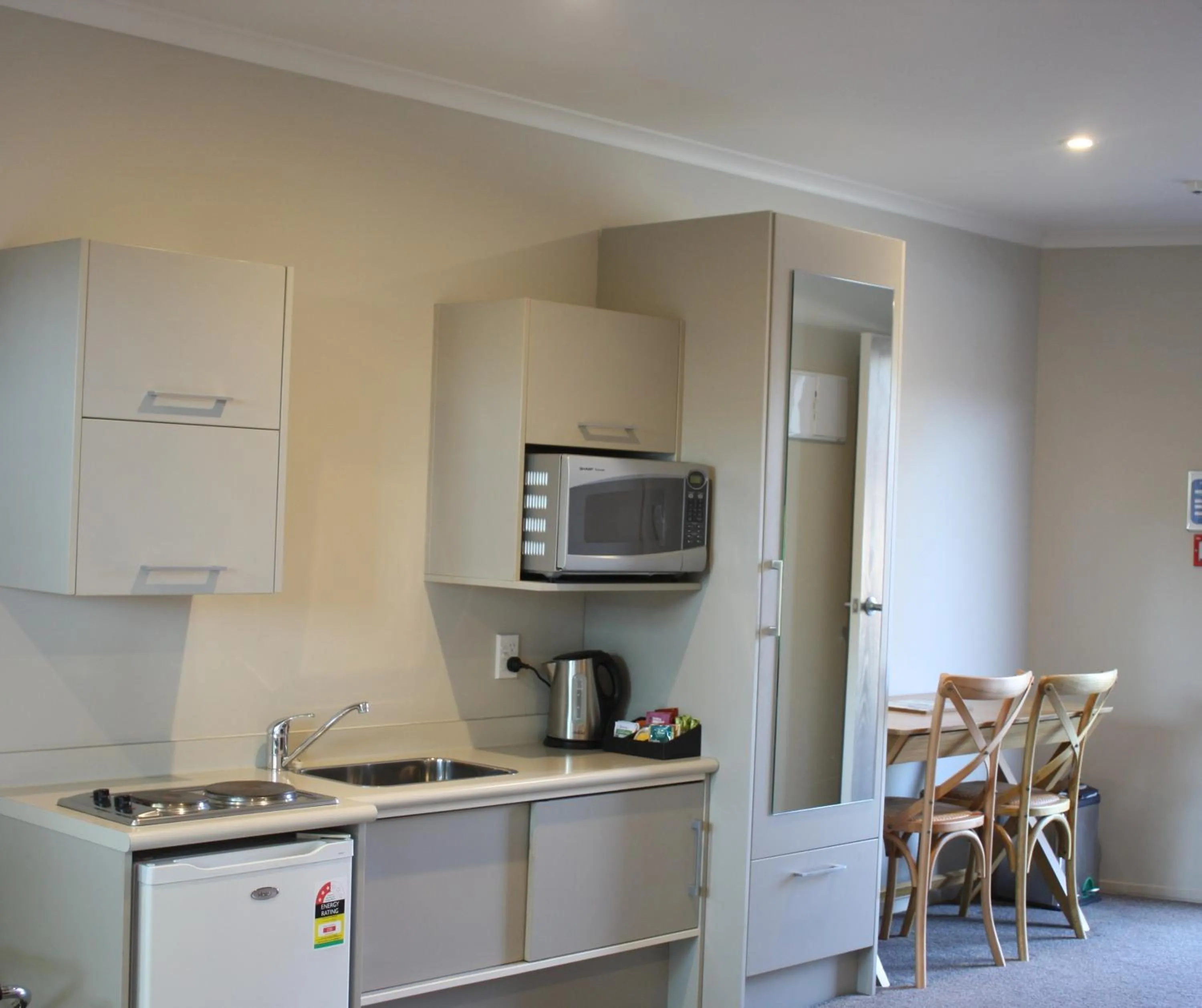 Kitchen or kitchenette in Albert Court Motor Lodge