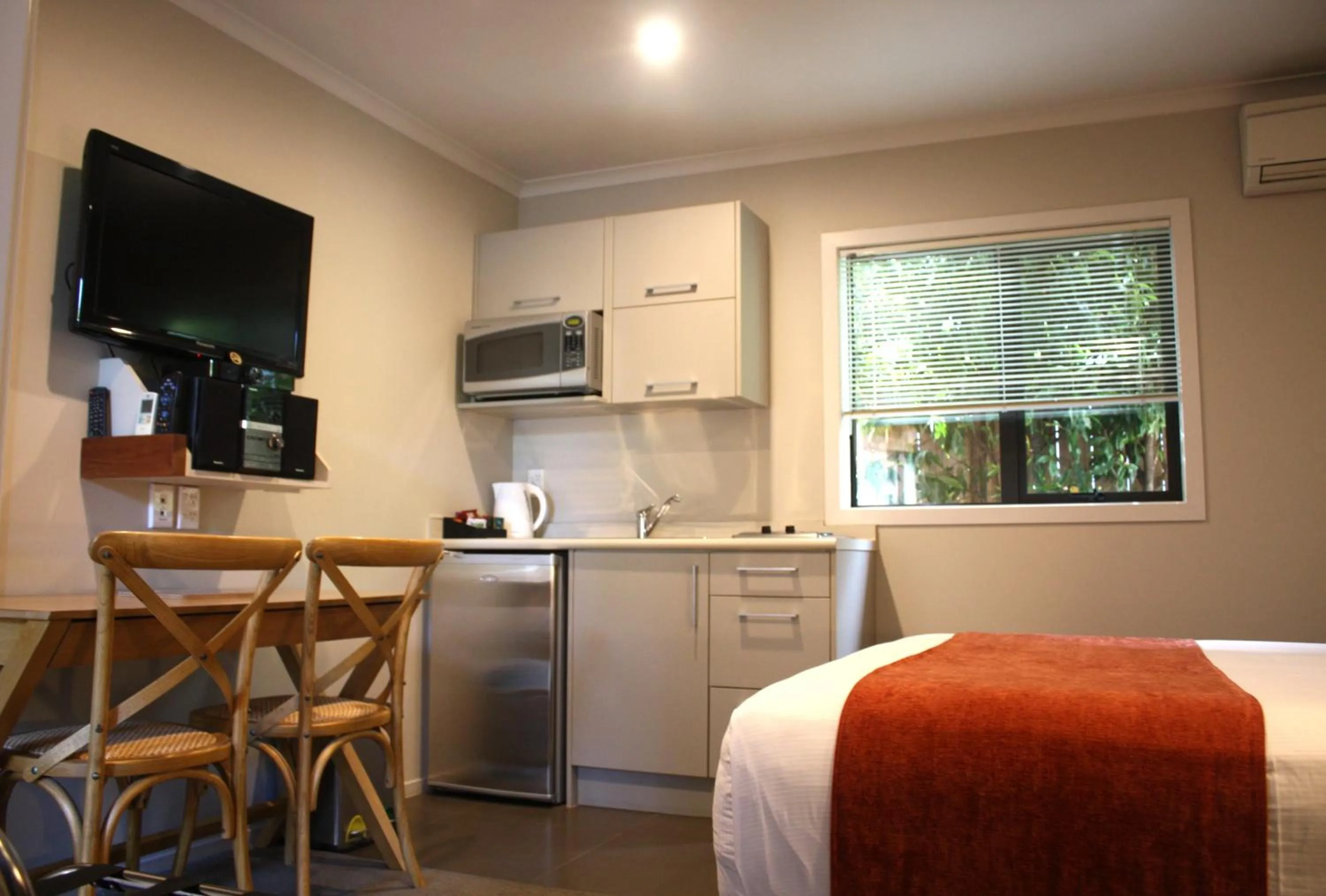 TV and multimedia in Albert Court Motor Lodge