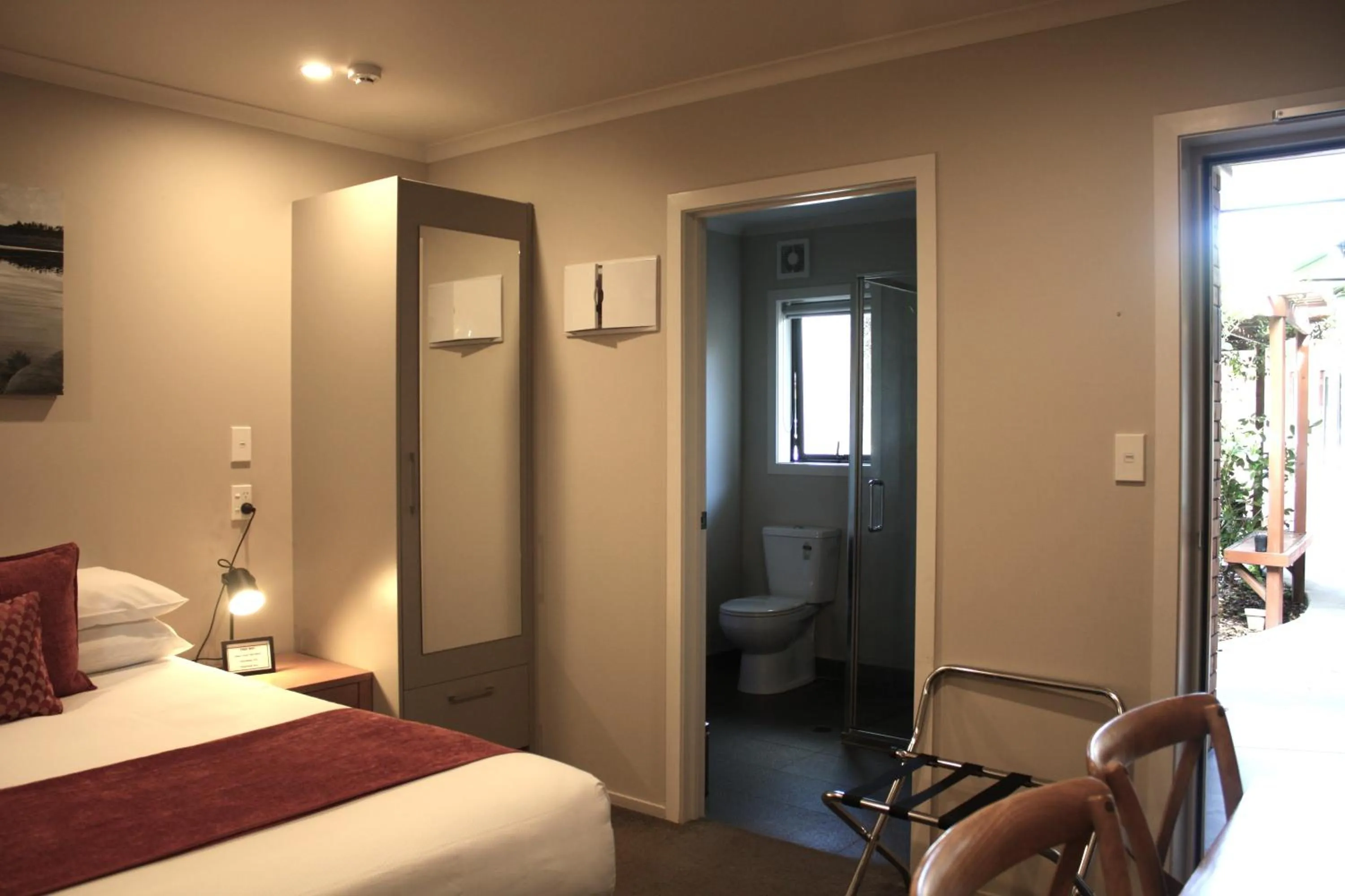 Bedroom, Bed in Albert Court Motor Lodge