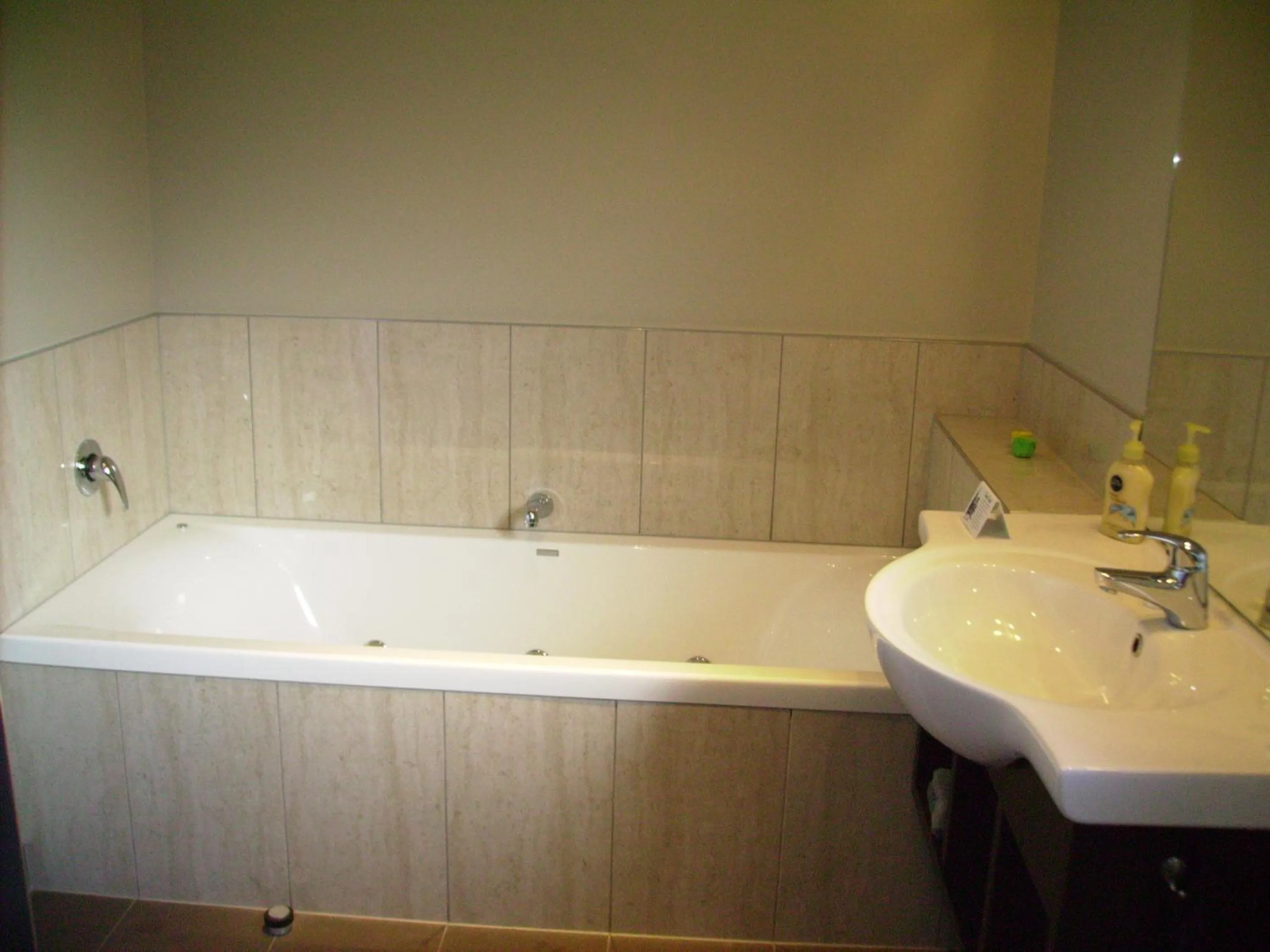 Bathroom in Albert Court Motor Lodge