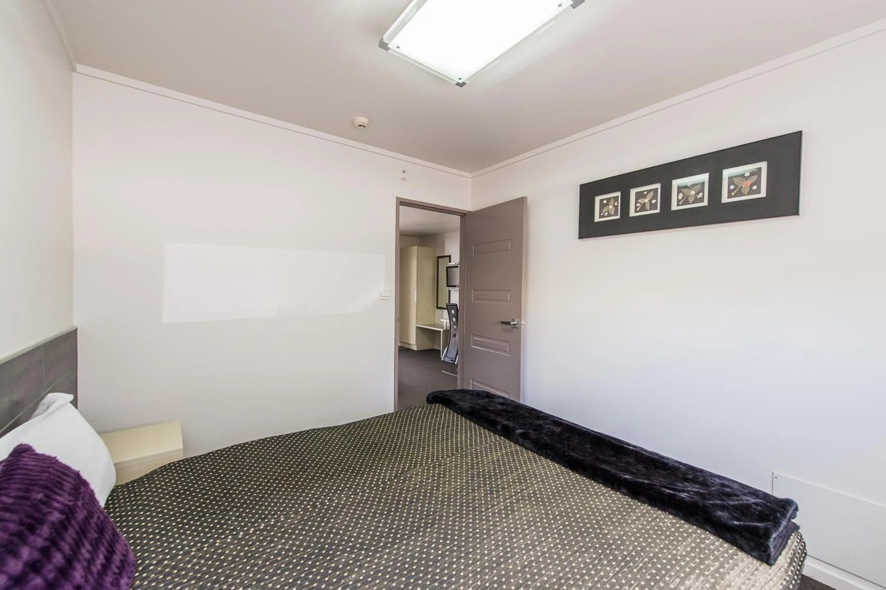 Bedroom, Bed in 151 On London Motel & Conference Centre