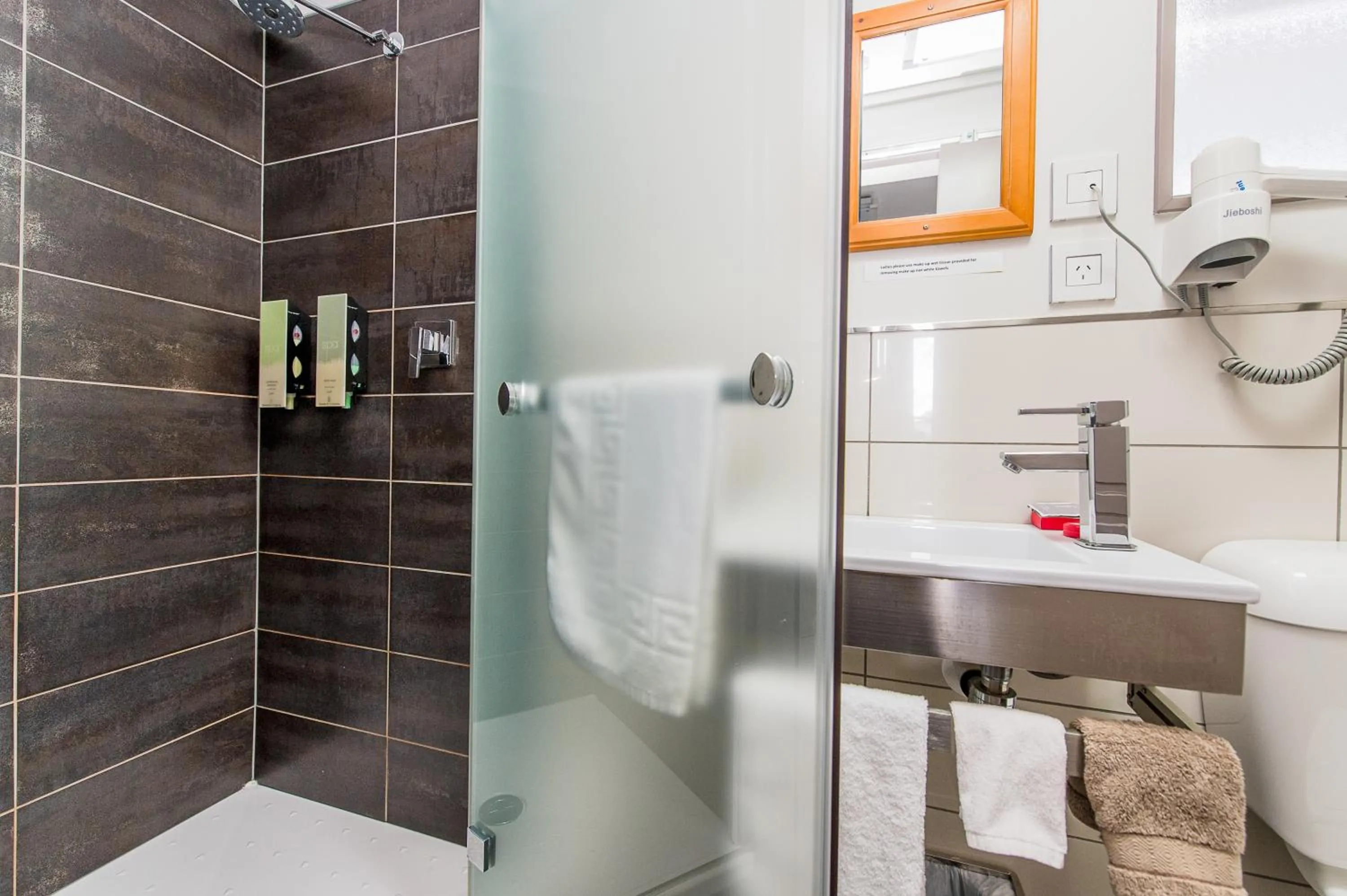 Bathroom in 151 On London Motel & Conference Centre