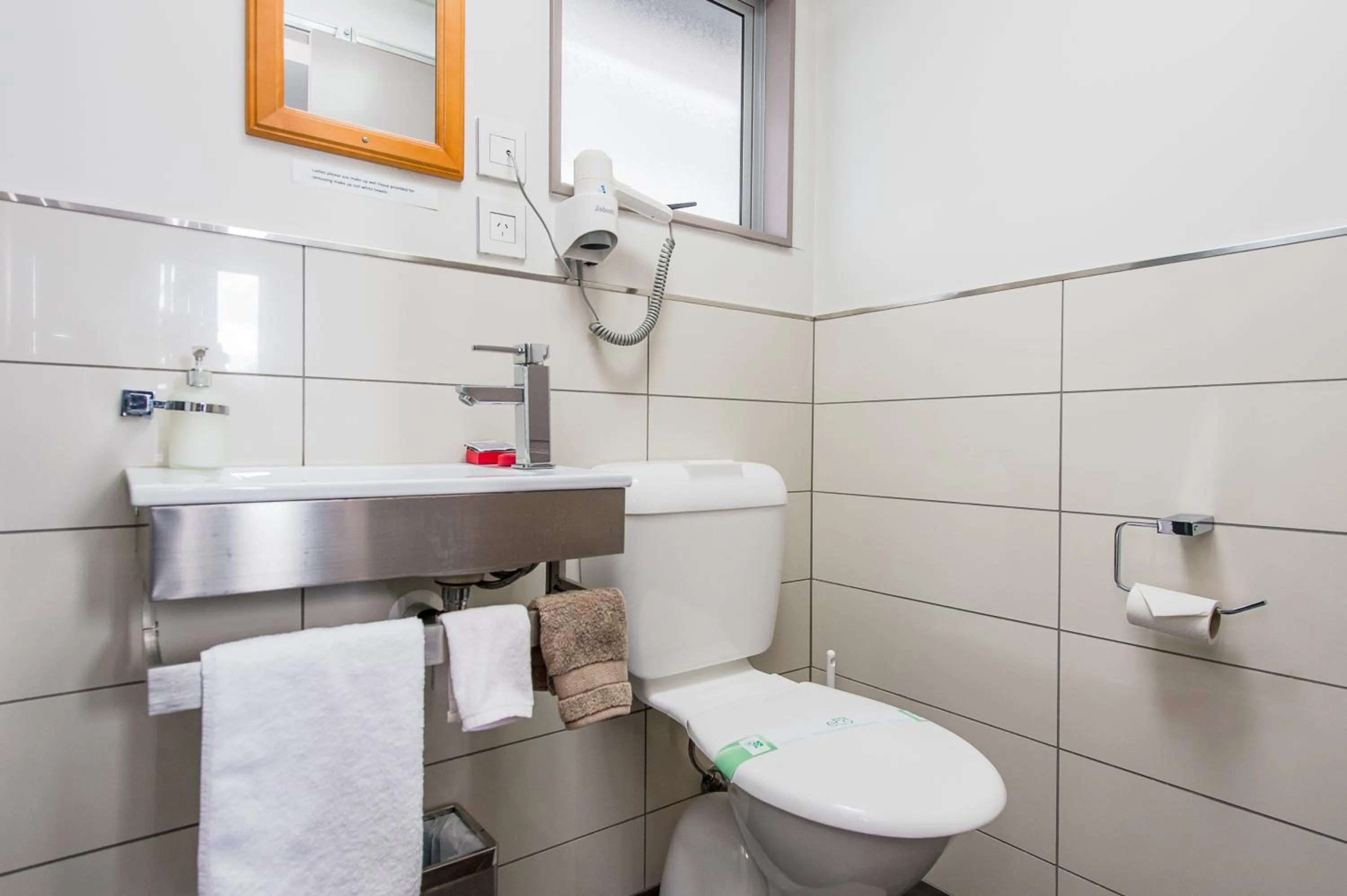 Bathroom in 151 On London Motel & Conference Centre