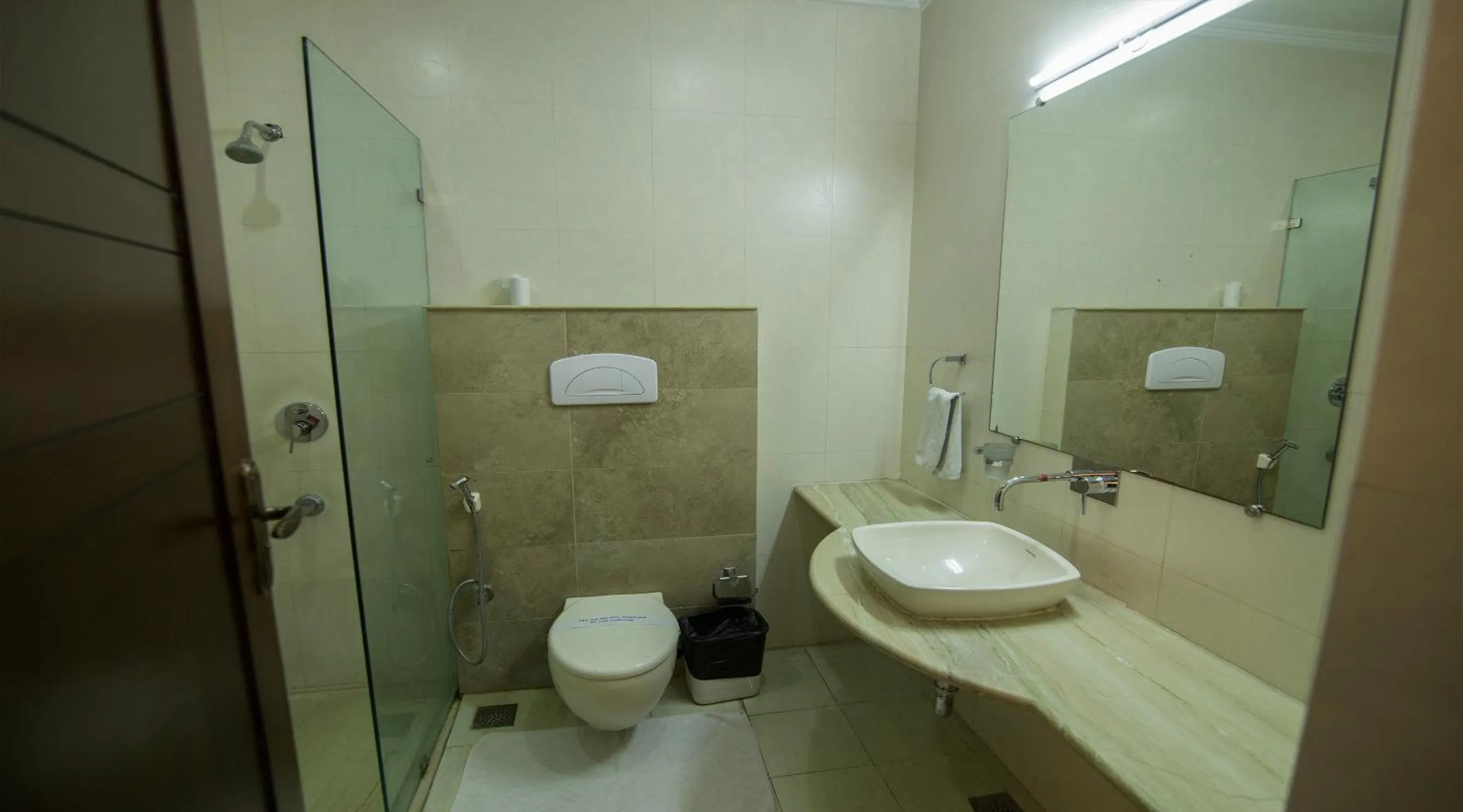 Bathroom in Nahargarh Haveli-Near Train station Metro